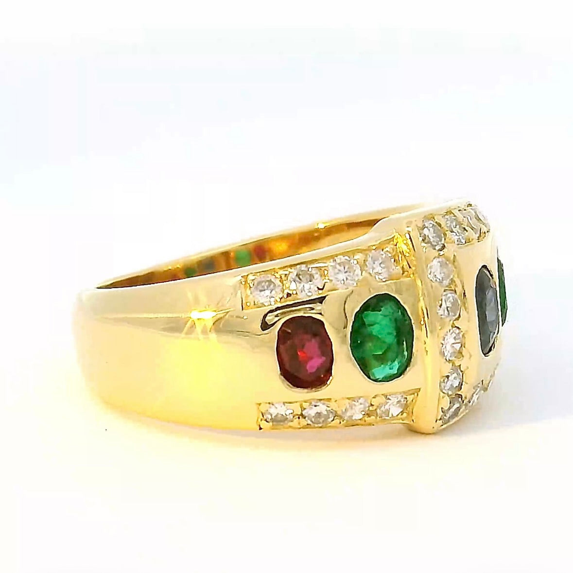 Edler Ring in 18 Karat Gelbgold mit Rubin, Smaragd, Saphir & Brillanten