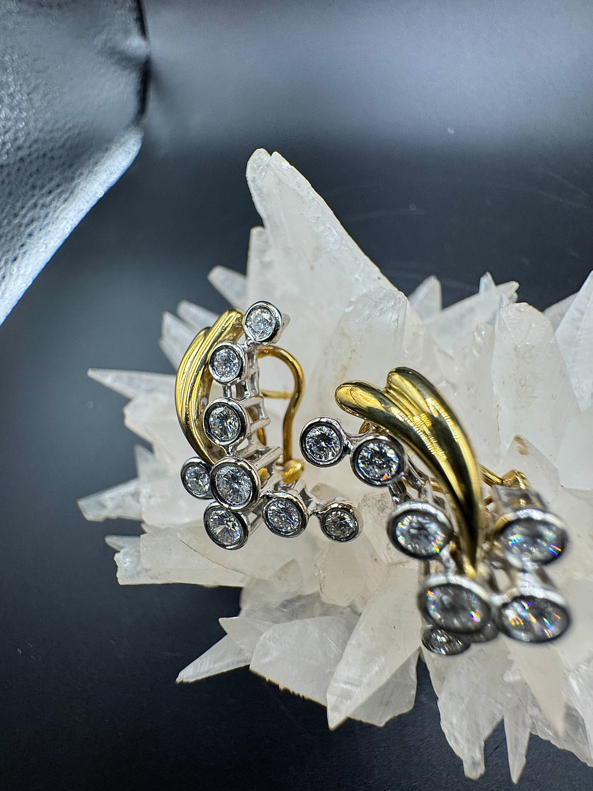 Fancy bicolor earrings in 18 karat gold with fine brilliant-cut diamonds