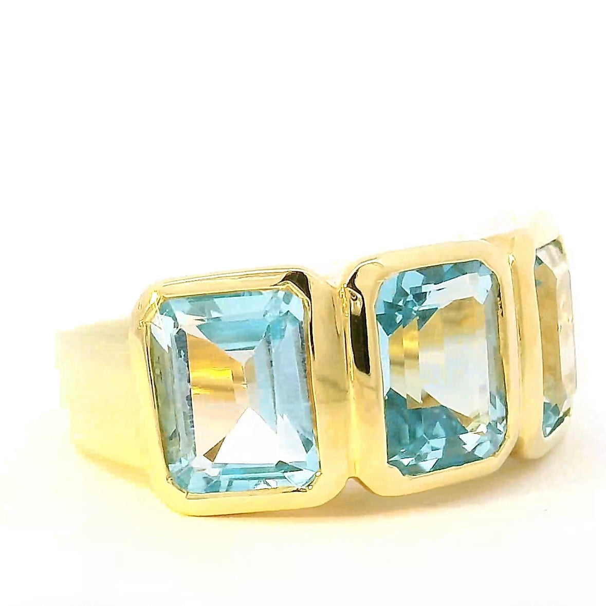 Markanter Ring in 14 Karat Gelbgold mit blauen Topasen