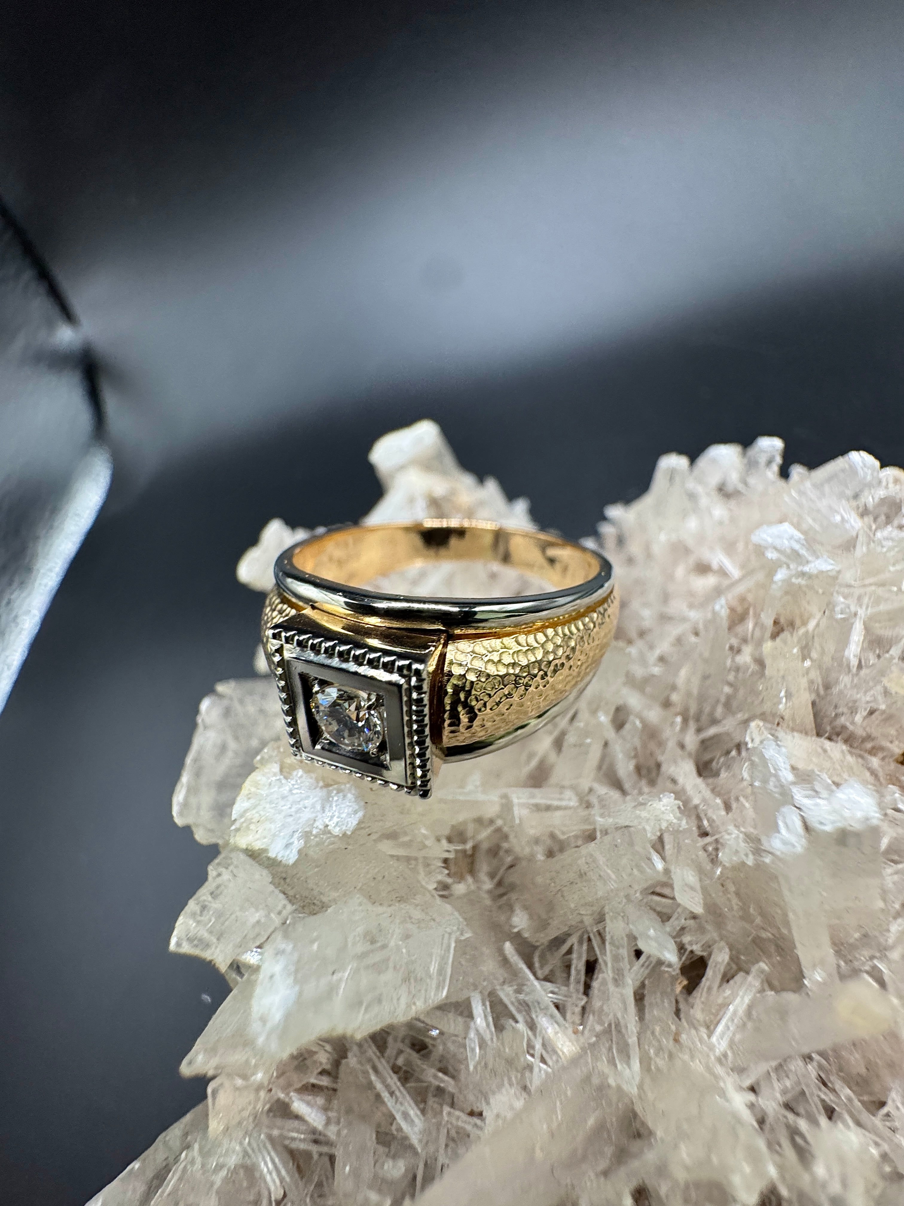 Massiver Solitär-Ring in 18 Karat Gelb & Weißgold