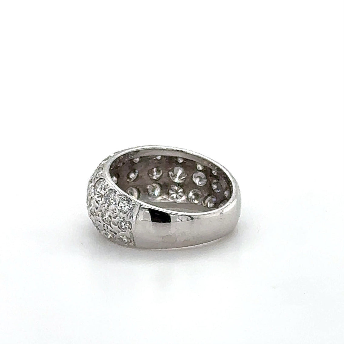 Wirkungsvoller Weißgoldring in 14 Karat mit hochfeinen Brillanten im Pavé-Verschnitt