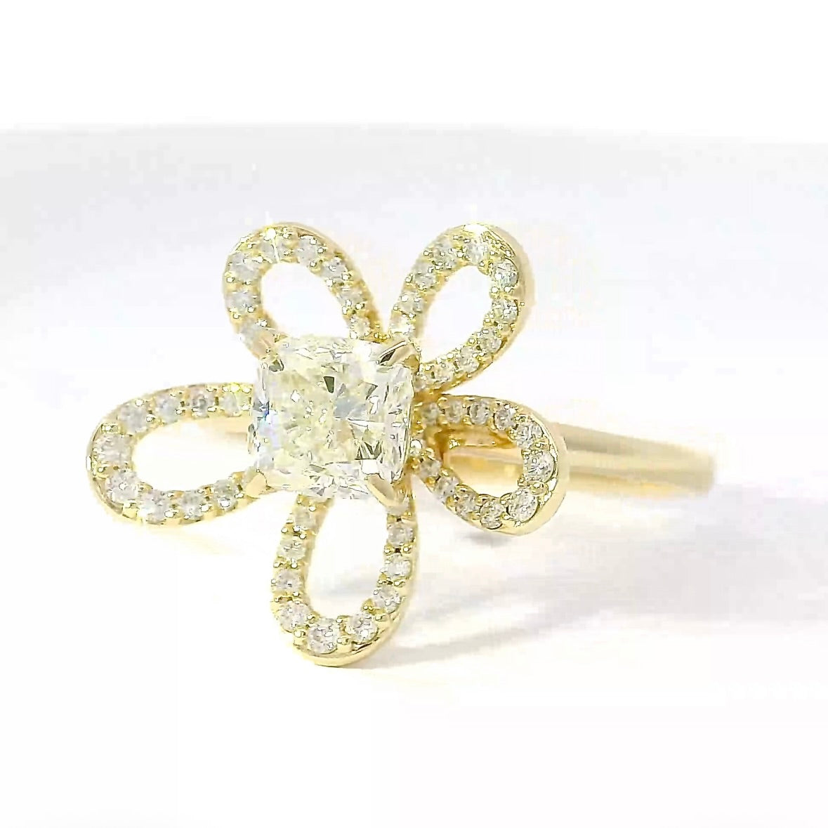 Besonderer Ring in 14 Karat Gelbgold mit Einkaräter & Brillanten