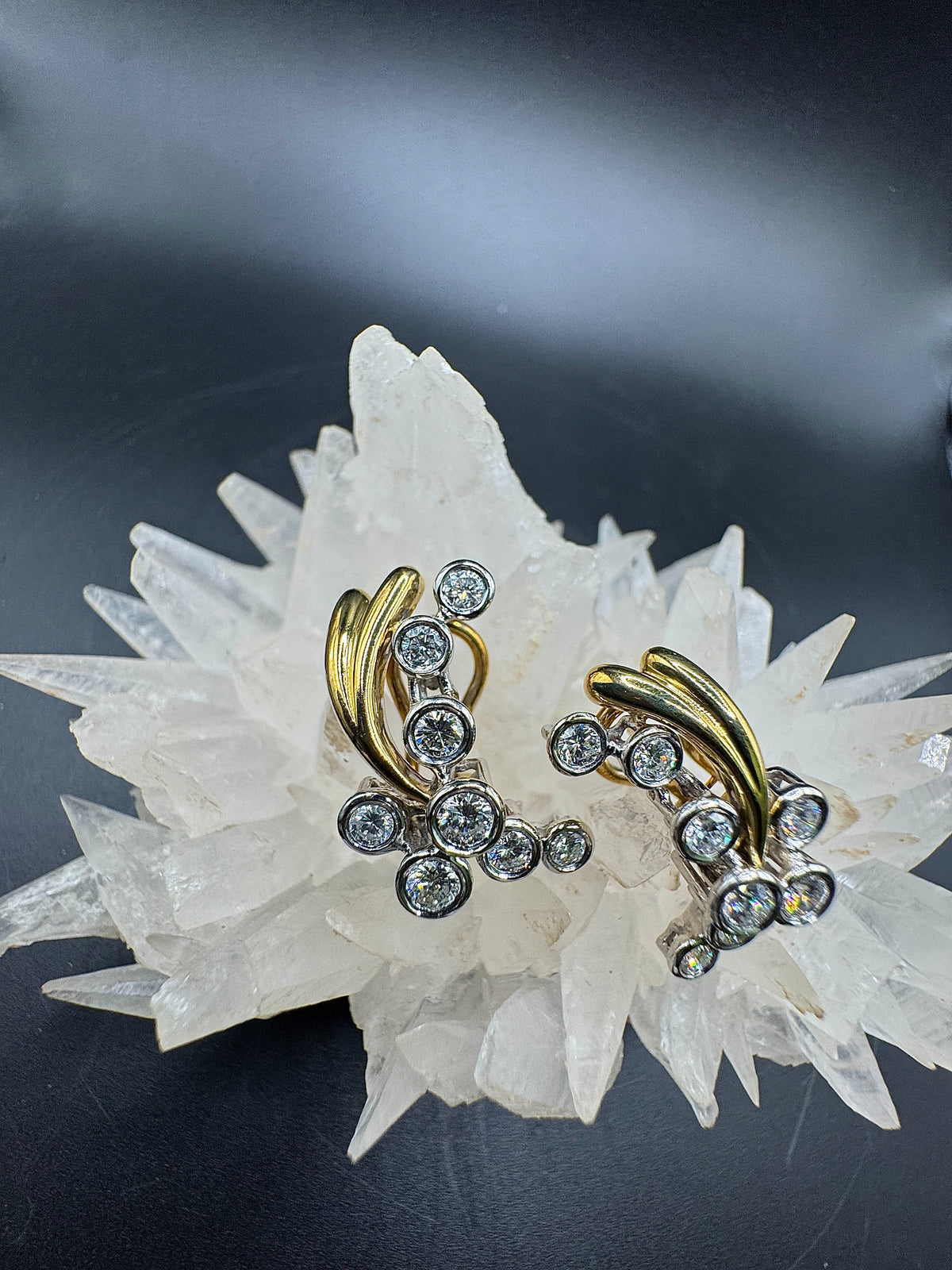 Fancy bicolor earrings in 18 karat gold with fine brilliant-cut diamonds