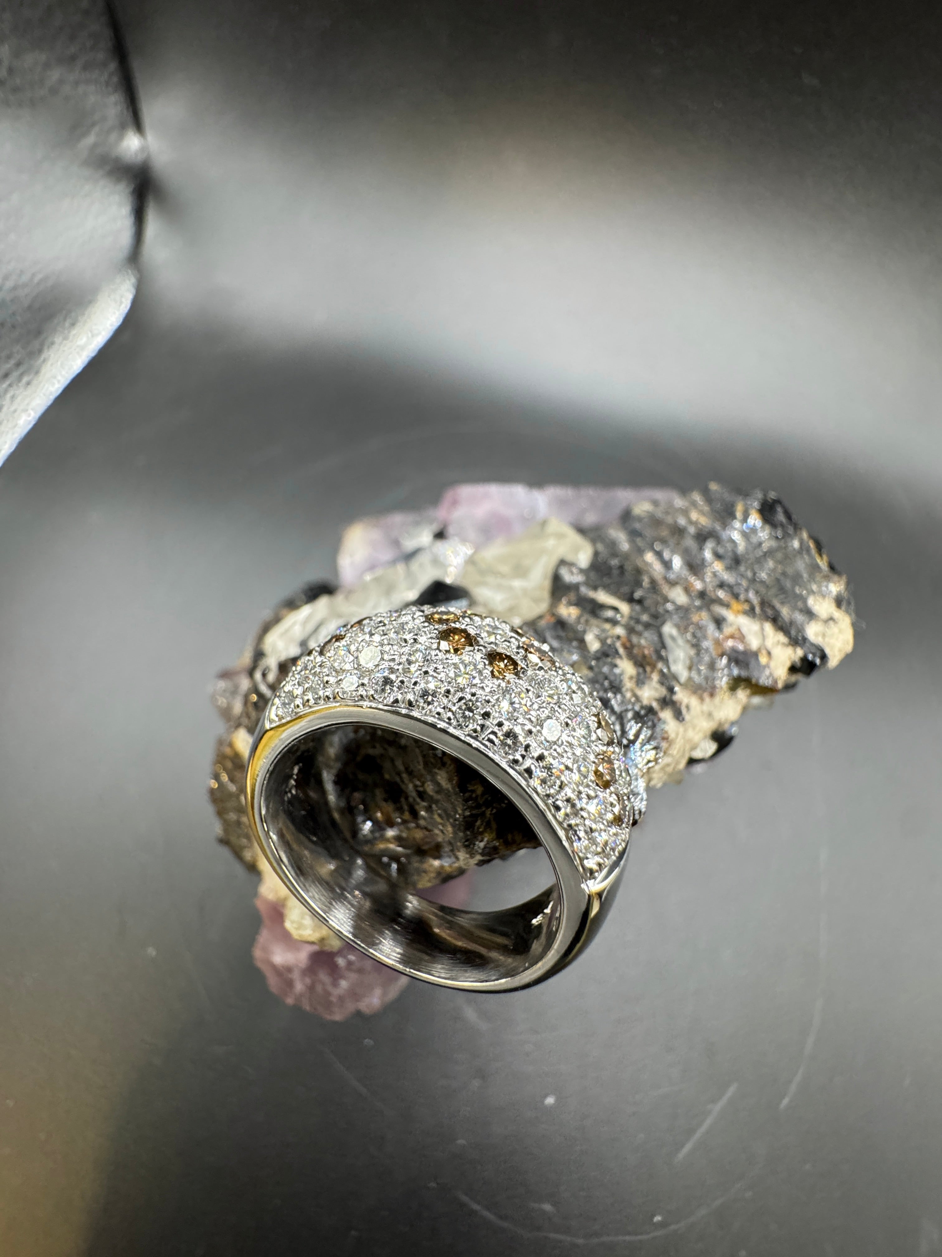 Elegant 18 karat (750) white gold ring with brilliant-cut and fancy-cut diamonds