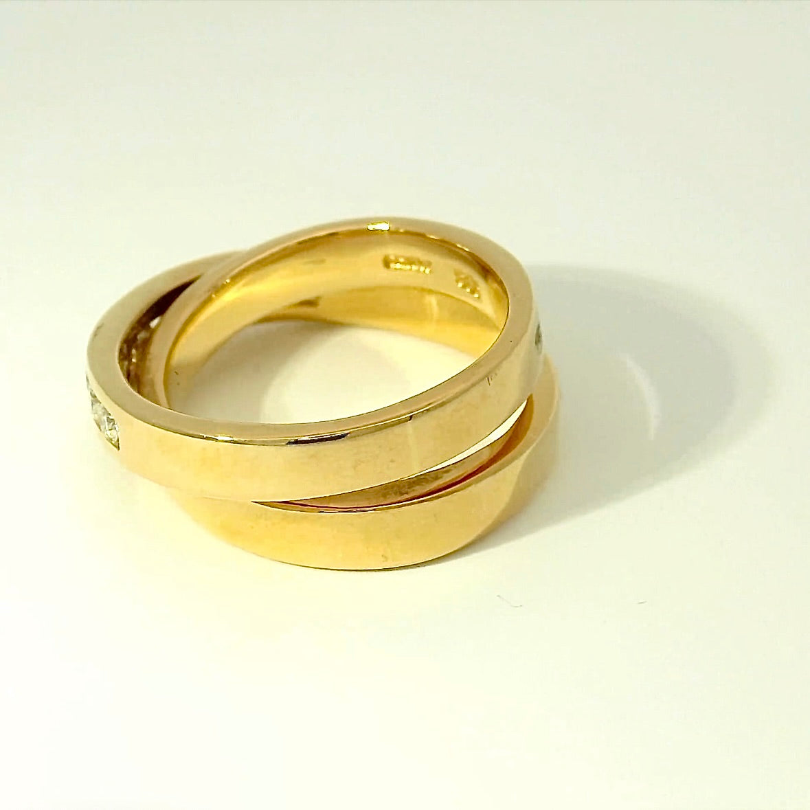 Moderner Design-Ring in 14 Karat Gelbgold mit feinen Brillanten