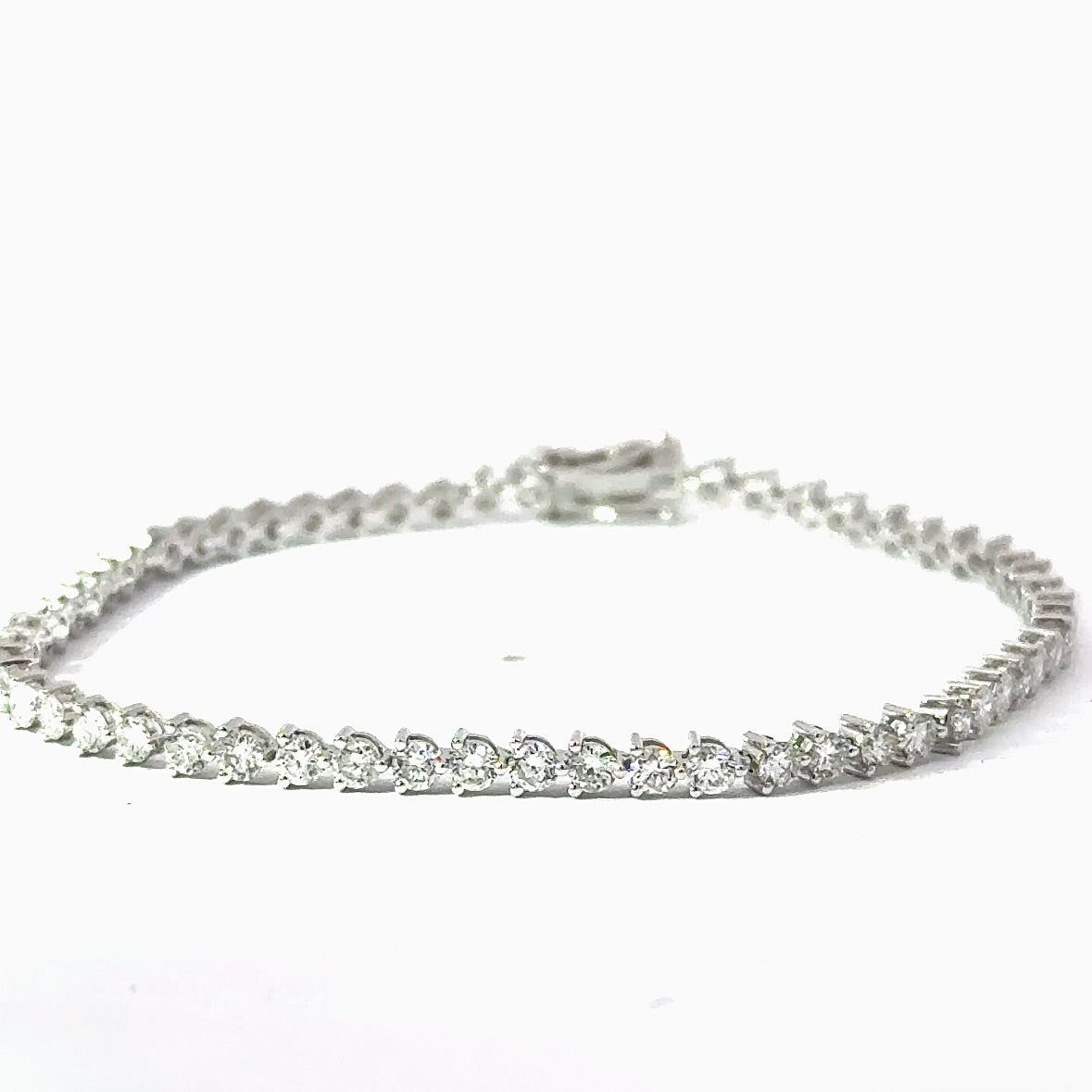 Modernes und zeitloses Tennisarmband in 900er Platin mit Brillanten