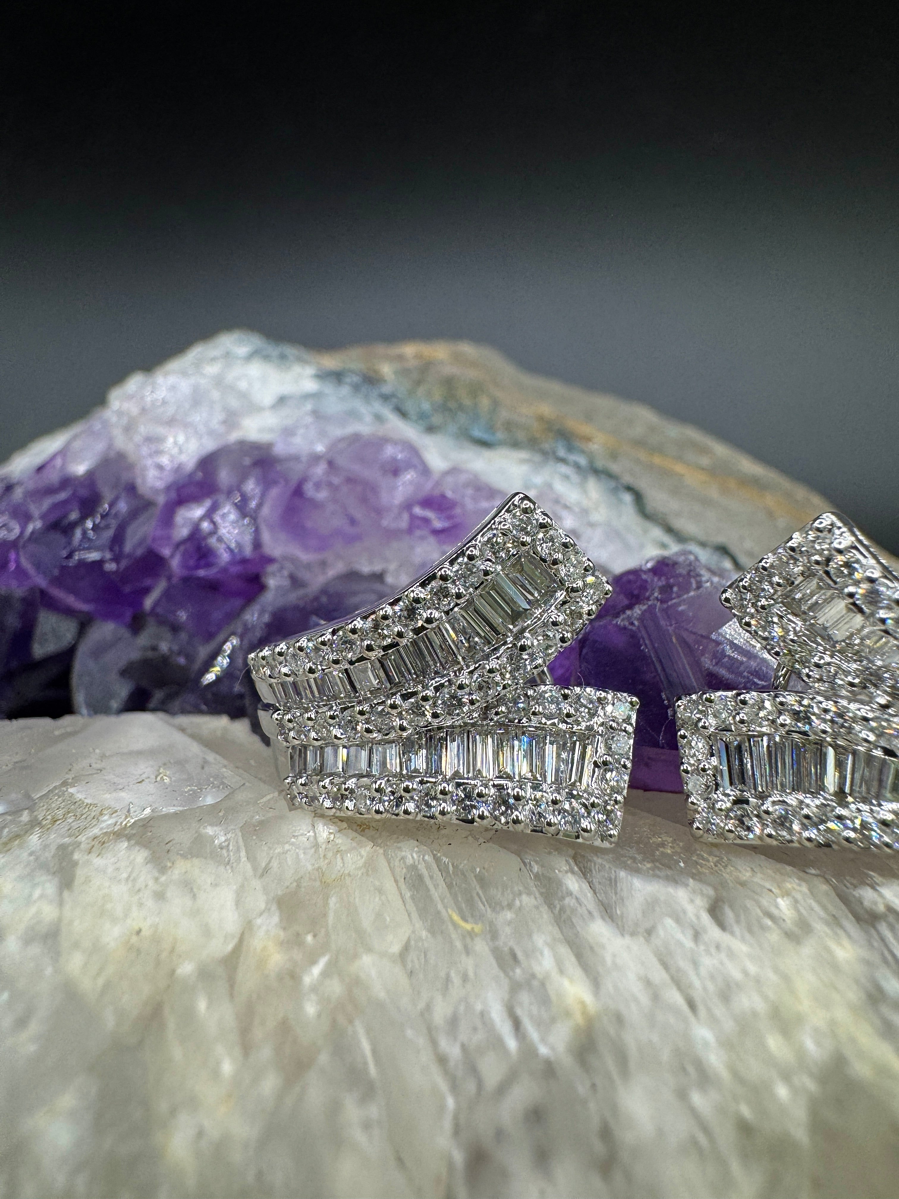 Exciting earrings in 18 carat white gold with brilliant-cut diamonds & baguette diamonds