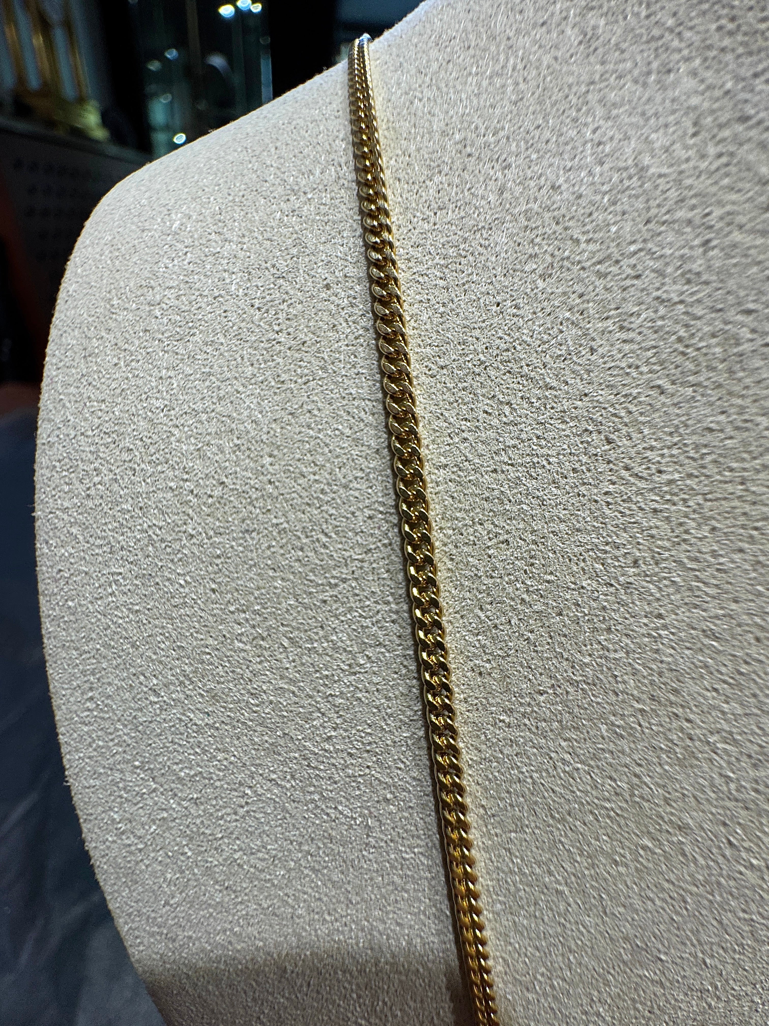 Timeless Curb Chain in 18 Karat Yellow Gold with Spring Ring