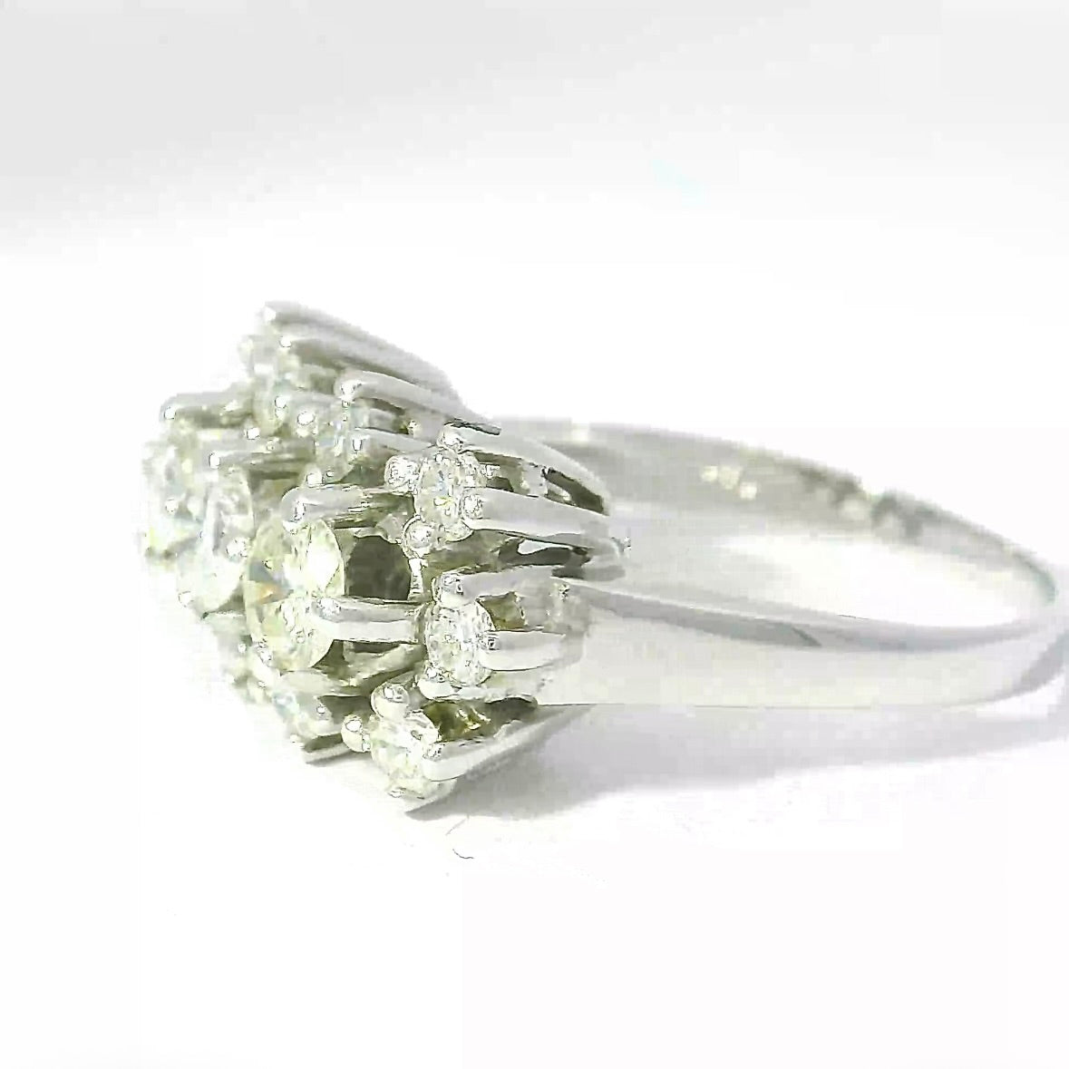 Timeless Vintage Ring in 14 Karat White Gold with Brilliant Cut Diamonds