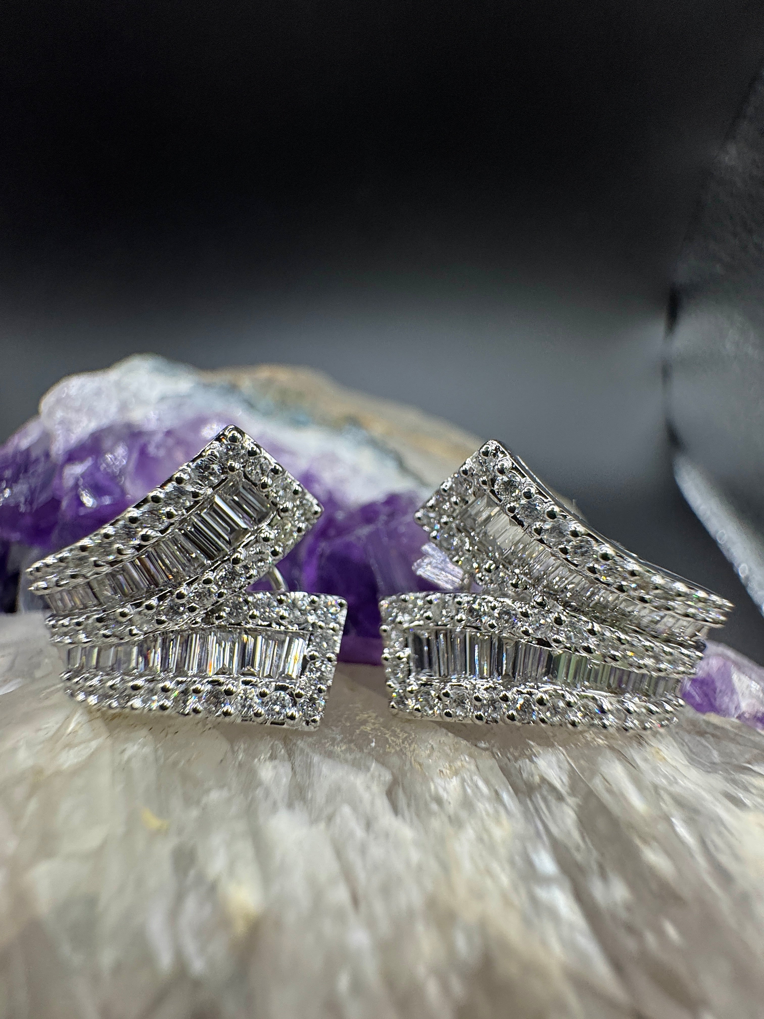 Exciting earrings in 18 carat white gold with brilliant-cut diamonds & baguette diamonds