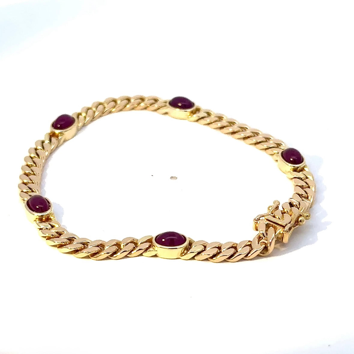 Zeitloses Armband in 14 Karat Gelbgold mit Rubin-Cabochons