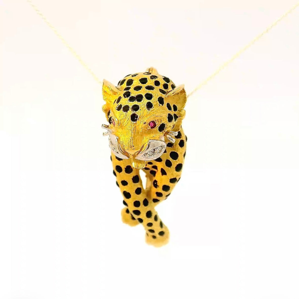 Verspielter Panther-/Leopard-Anhänger in 18 Karat Gold mit Brillanten & Rubinen
