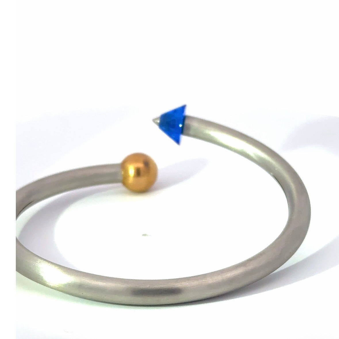 Armreif von Bunz Design in 950er Platin mit synt. blauem Saphir