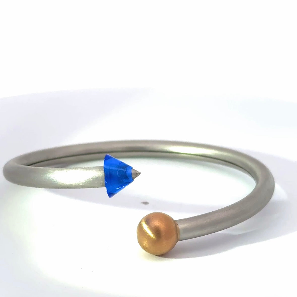 Armreif von Bunz Design in 950er Platin mit synt. blauem Saphir