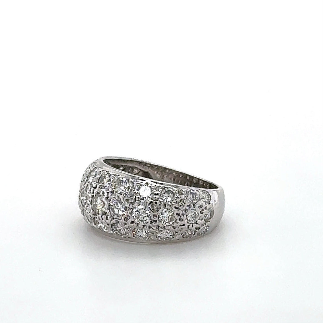 Wirkungsvoller Weißgoldring in 14 Karat mit hochfeinen Brillanten im Pavé-Verschnitt