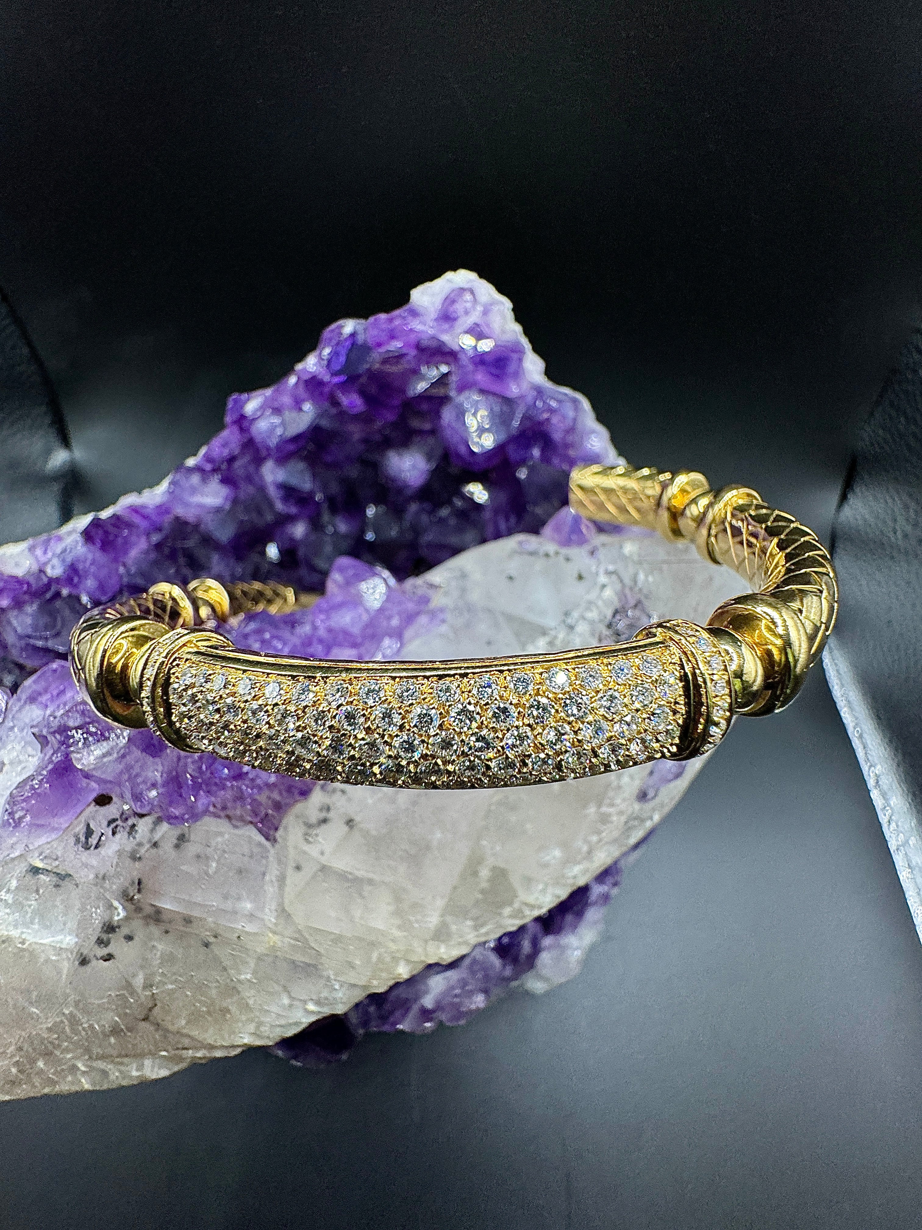 Herausragender Armreif in 18 Karat Gelbgold mit 100 hochfeinen Brillanten