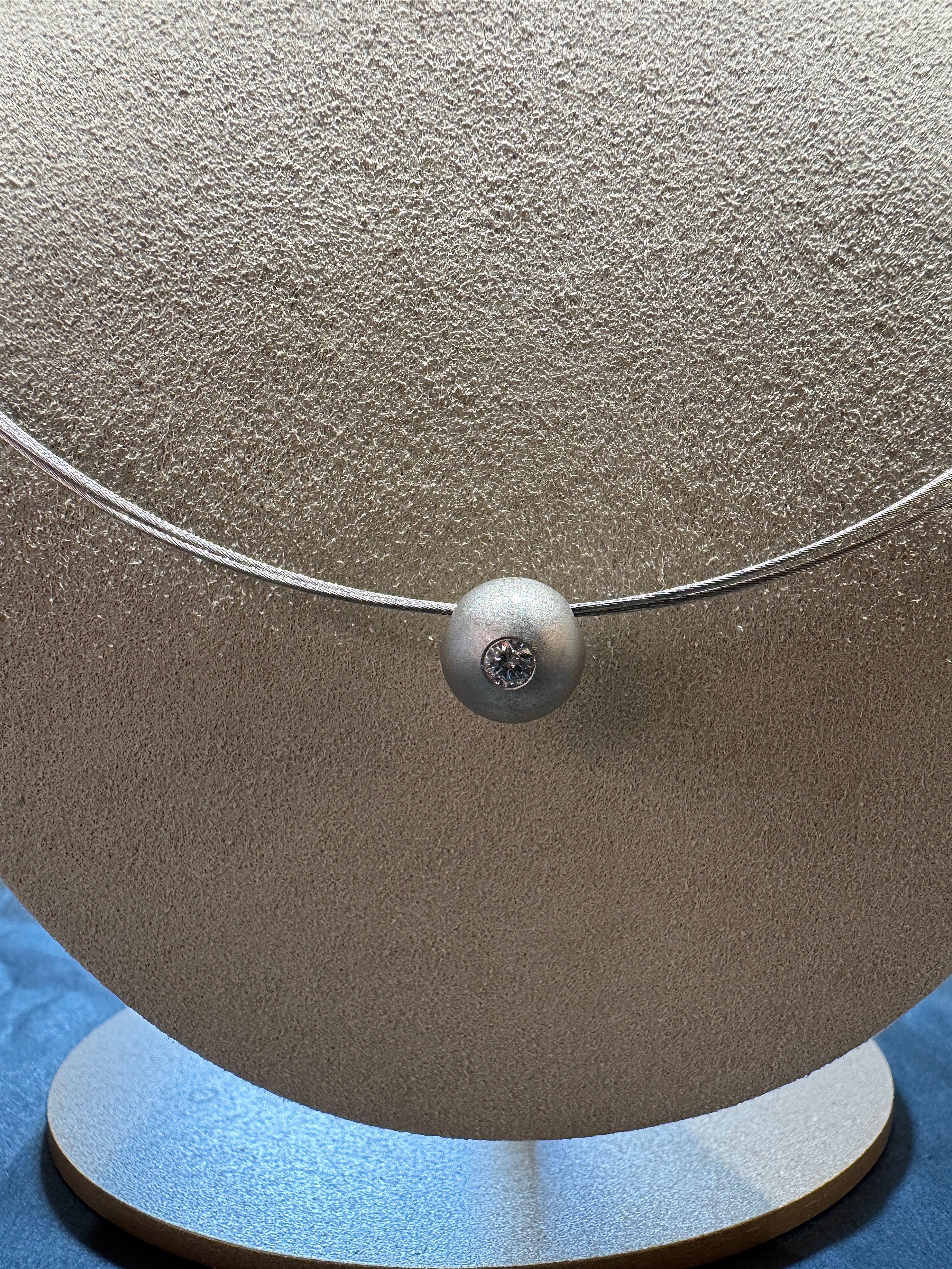 Elegant necklace in 14k white gold with 950 platinum pendant & brilliant-cut diamond