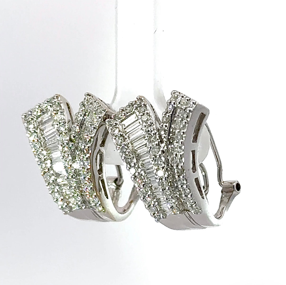 Exciting earrings in 18 carat white gold with brilliant-cut diamonds & baguette diamonds