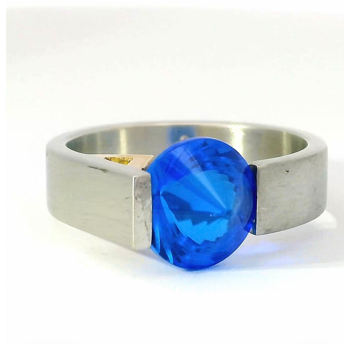 Massiver Ring von Bunz Design in 950er Platin & 18 Karat Gelbgold mit Saphir