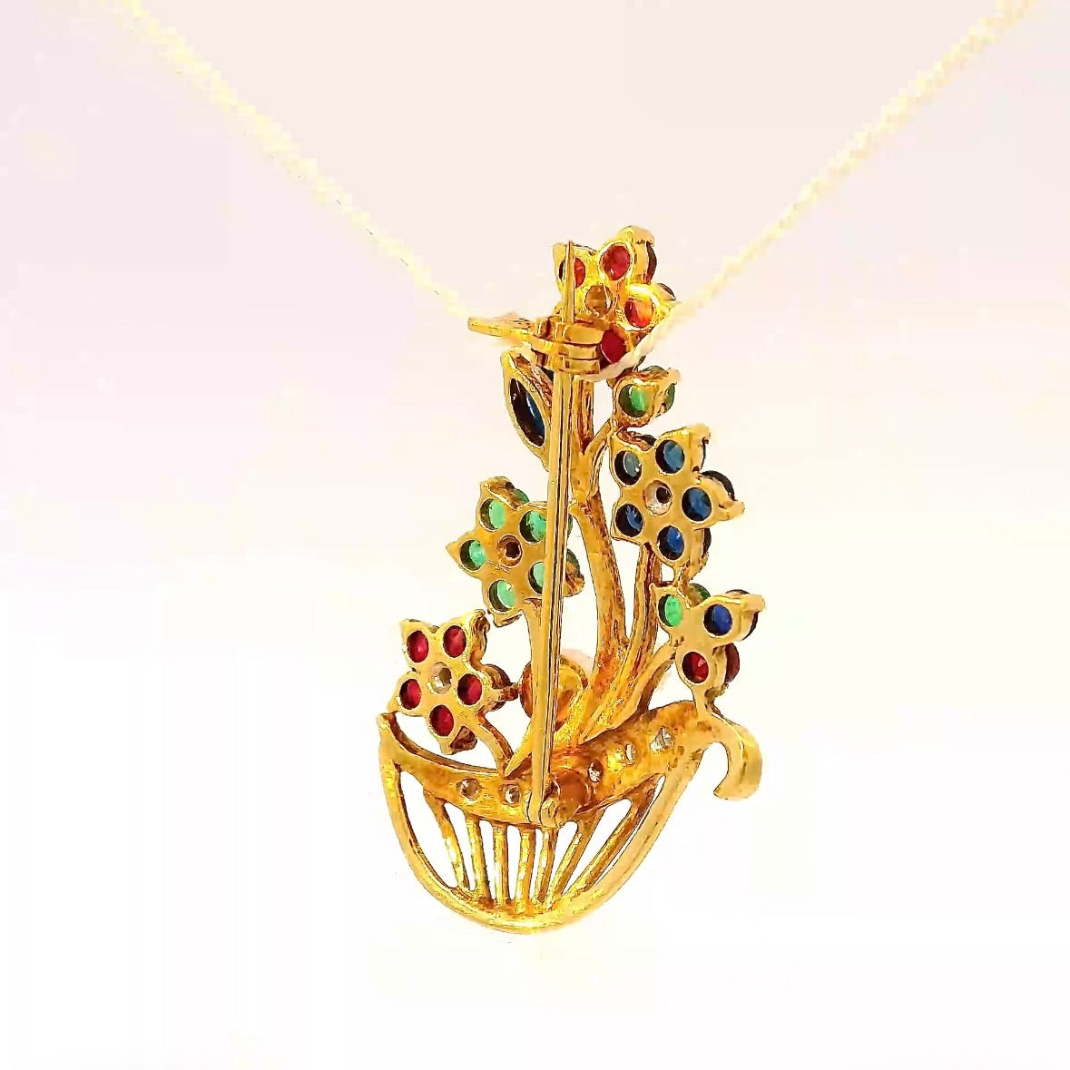 Farbenfrohe Brosche in 18 Karat Gelbgold mit Smaragd, Rubin, Saphir & Brillanten