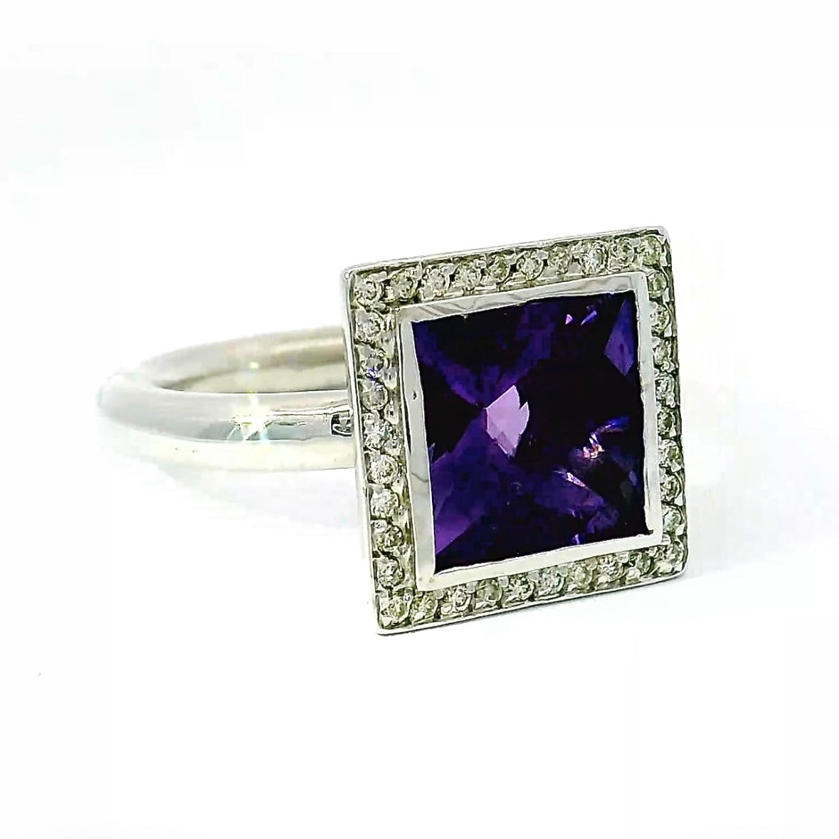 Massiver Ring in 18 Karat Weißgold mit Amethyst und Brillanten