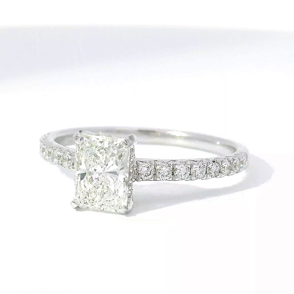Elegant Solitaire Ring in 18 Karat White Gold with Radiant Brilliant & Pavé Setting