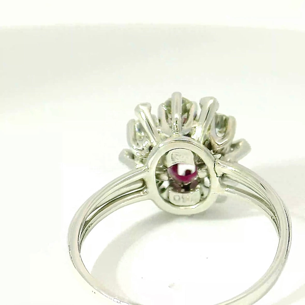 Eleganter Entourage-Ring in 18 Karat Weißgold mit leuchtendem Rubin & Brillanten