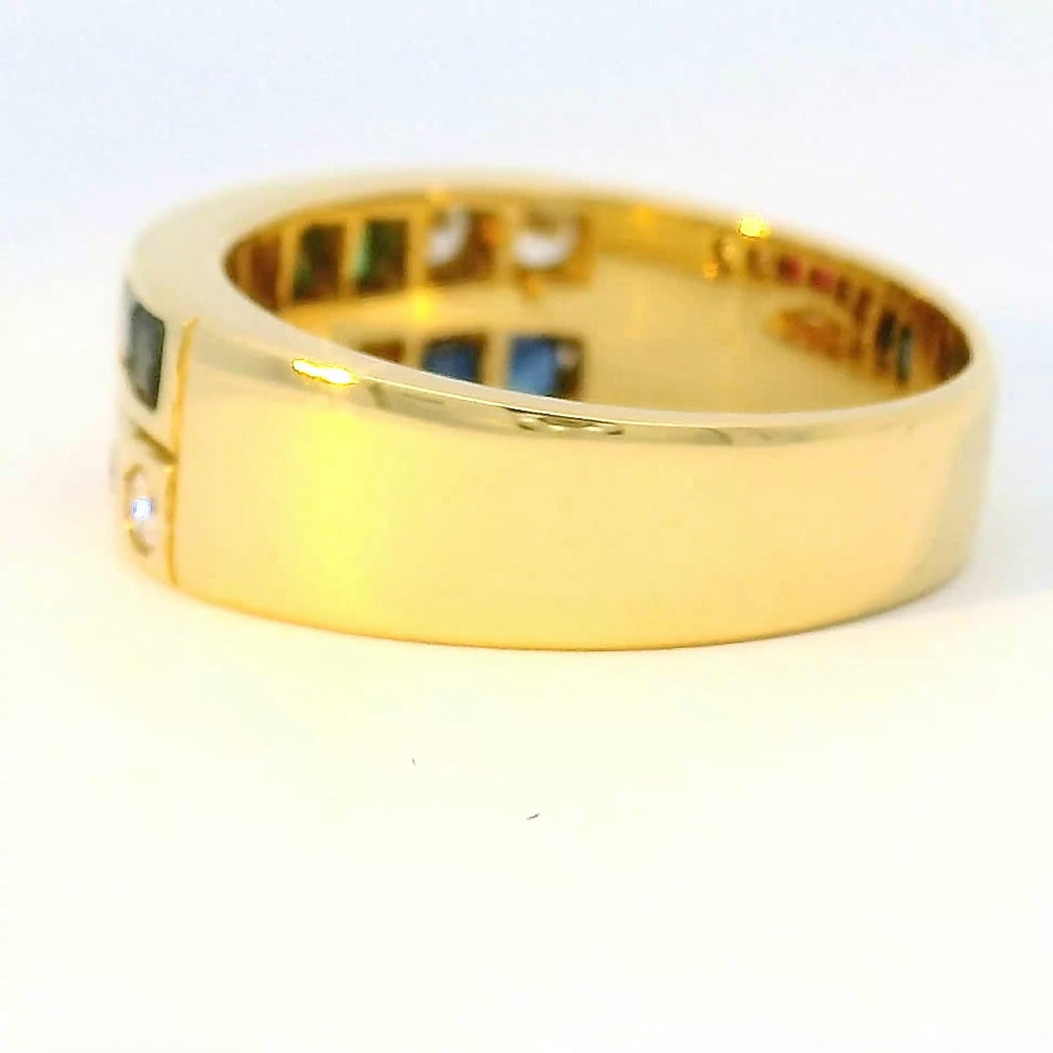 Eleganter Ring in 18 Karat Gelbgold mit Smaragd, Rubin, Saphir & Brillanten