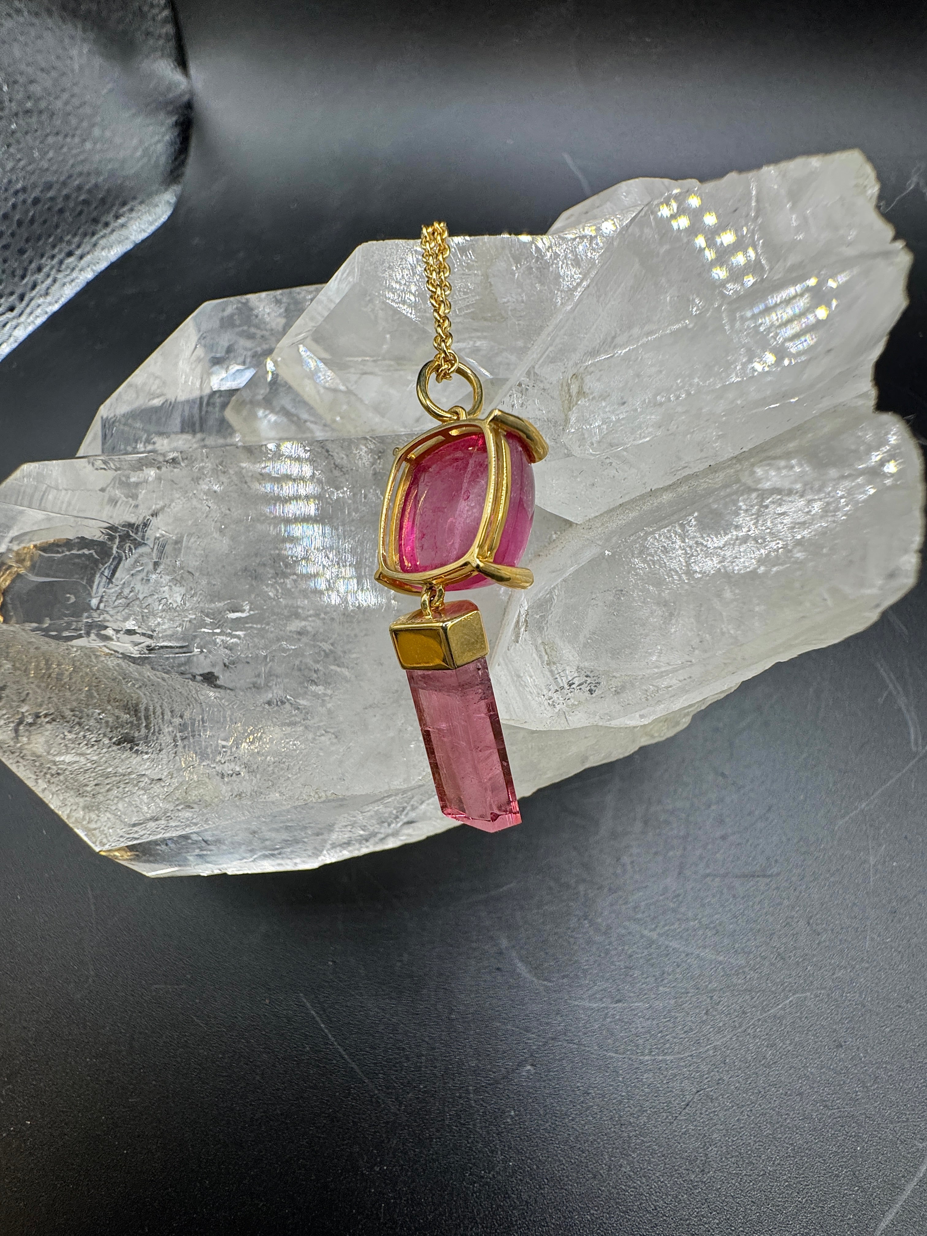 Moderner Anhänger in 14 Karat Gelbgold mit rosa Turmalinen & Brillanten