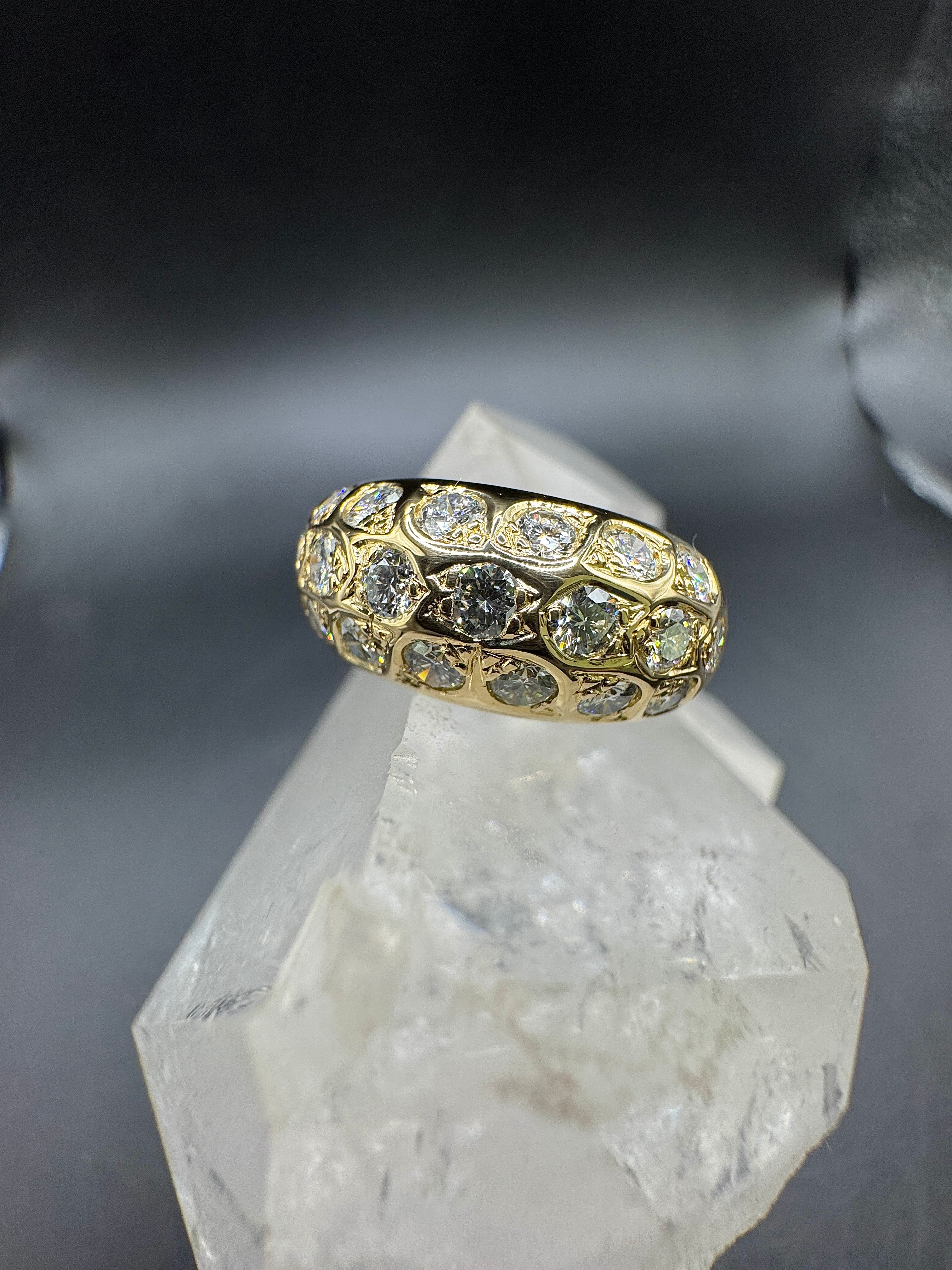 Stilvoller & breiter Ring in 18 Karat Gelbgold mit feinen Brillanten