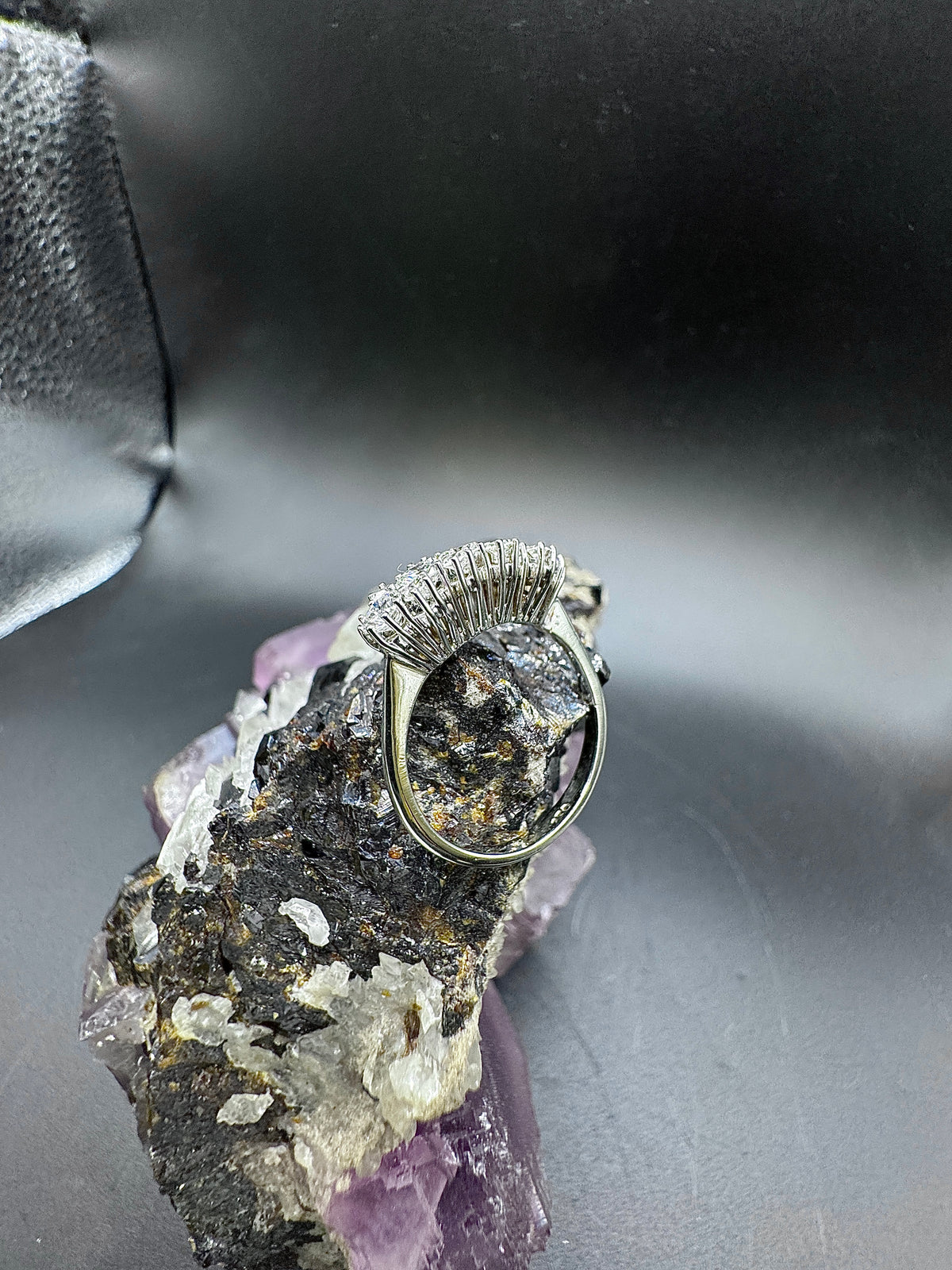 Leuchtender Ring in 18 Karat Weißgold mit Brillanten & Achtkant-Diamanten