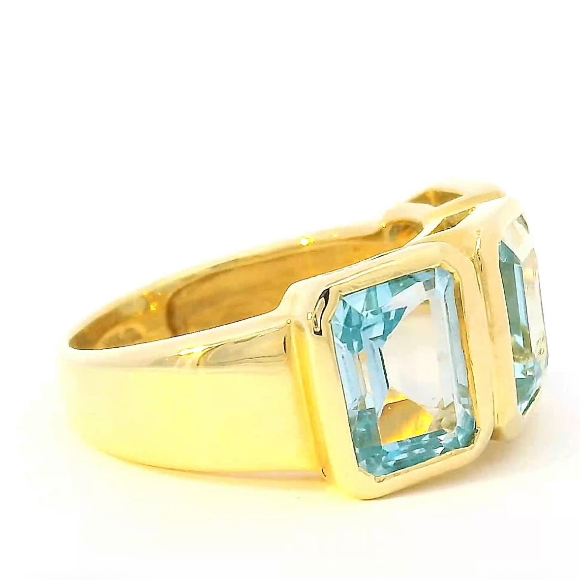 Markanter Ring in 14 Karat Gelbgold mit blauen Topasen
