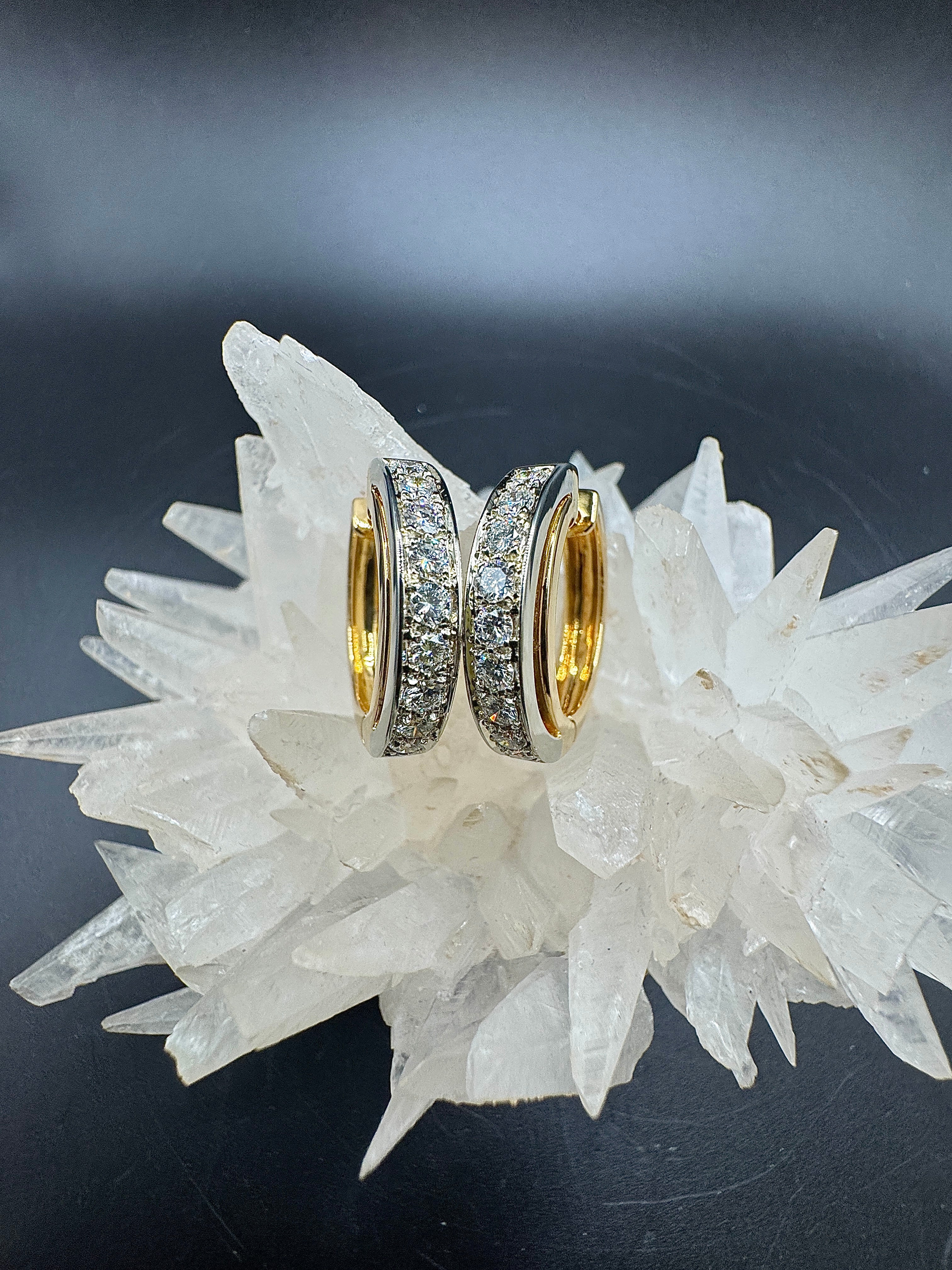 Edle Kreolen in 18 Karat Gelb- und Weißgold mit feinen Brillanten von Gio Caroli