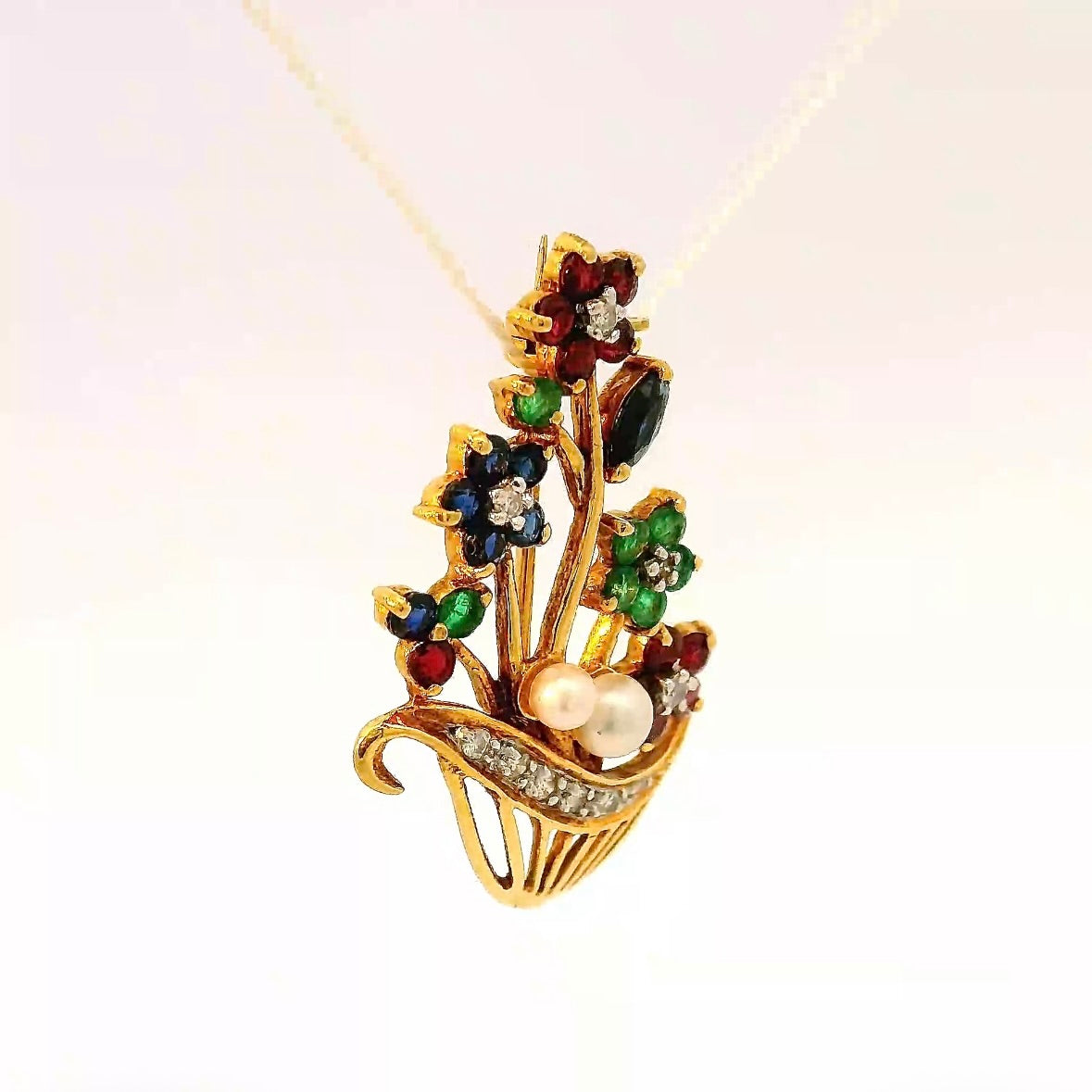 Farbenfrohe Brosche in 18 Karat Gelbgold mit Smaragd, Rubin, Saphir & Brillanten