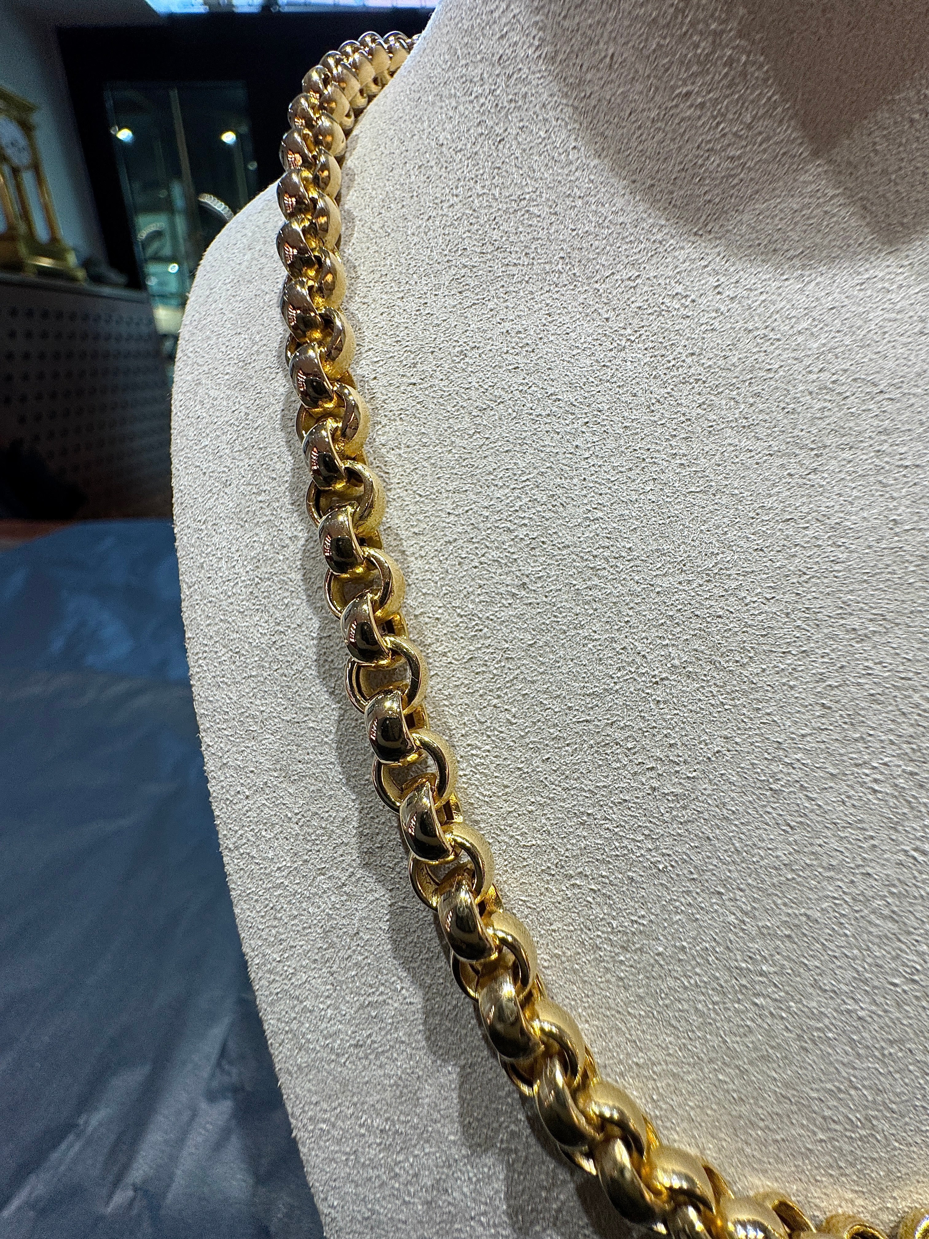 High-quality pea chain in 18 karat yellow gold with sapphire clasp