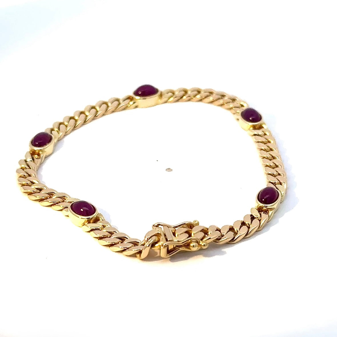 Zeitloses Armband in 14 Karat Gelbgold mit Rubin-Cabochons
