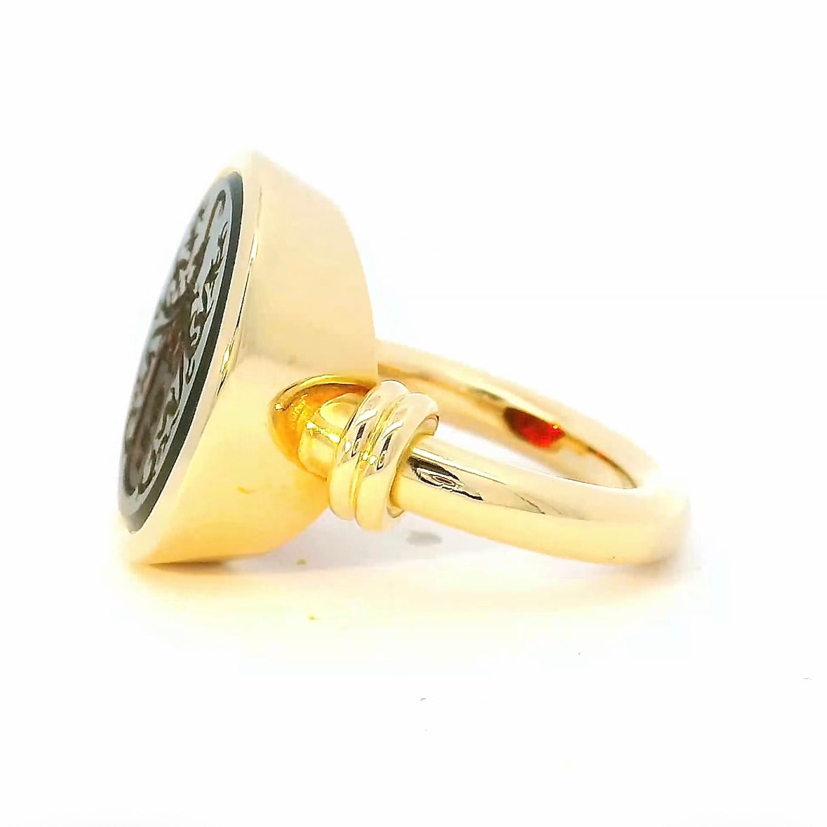Handgefertigter Augsburger Ring in 18 Karat Gelbgold mit Granat-Siegel