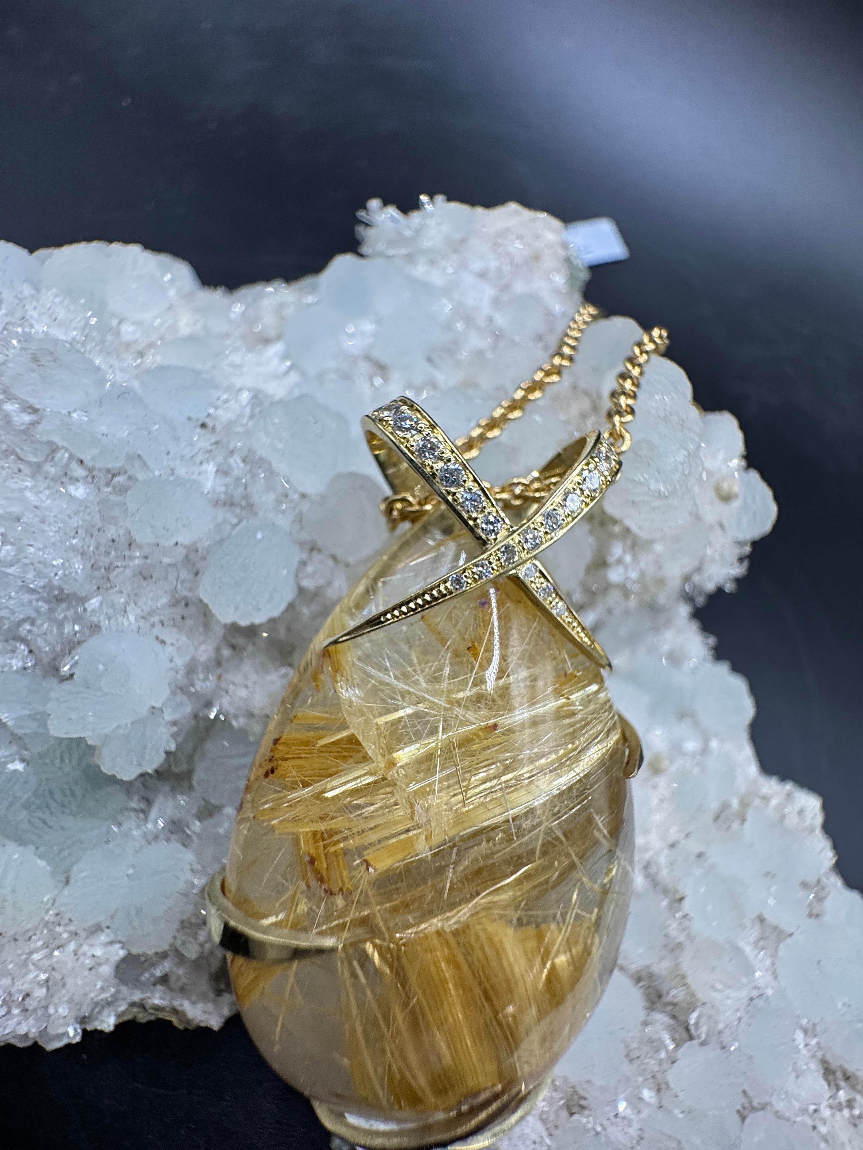 Handgefertigter Anhänger in 14 Karat Gelbgold mit lebhaftem Rutilquarz & Brillanten
