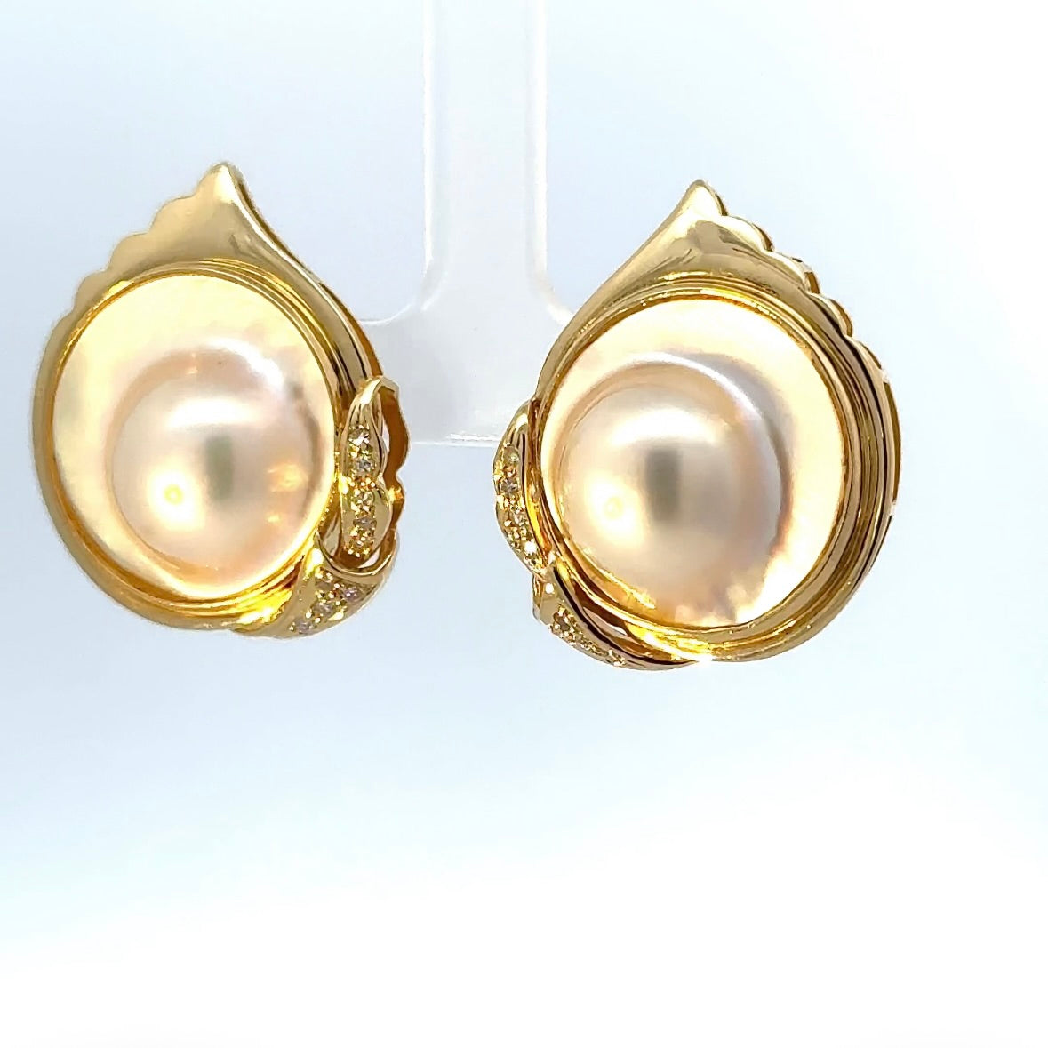 Beeindruckende Ohrringe in 18 Karat Gelbgold mit Mabéperlen & Brillanten