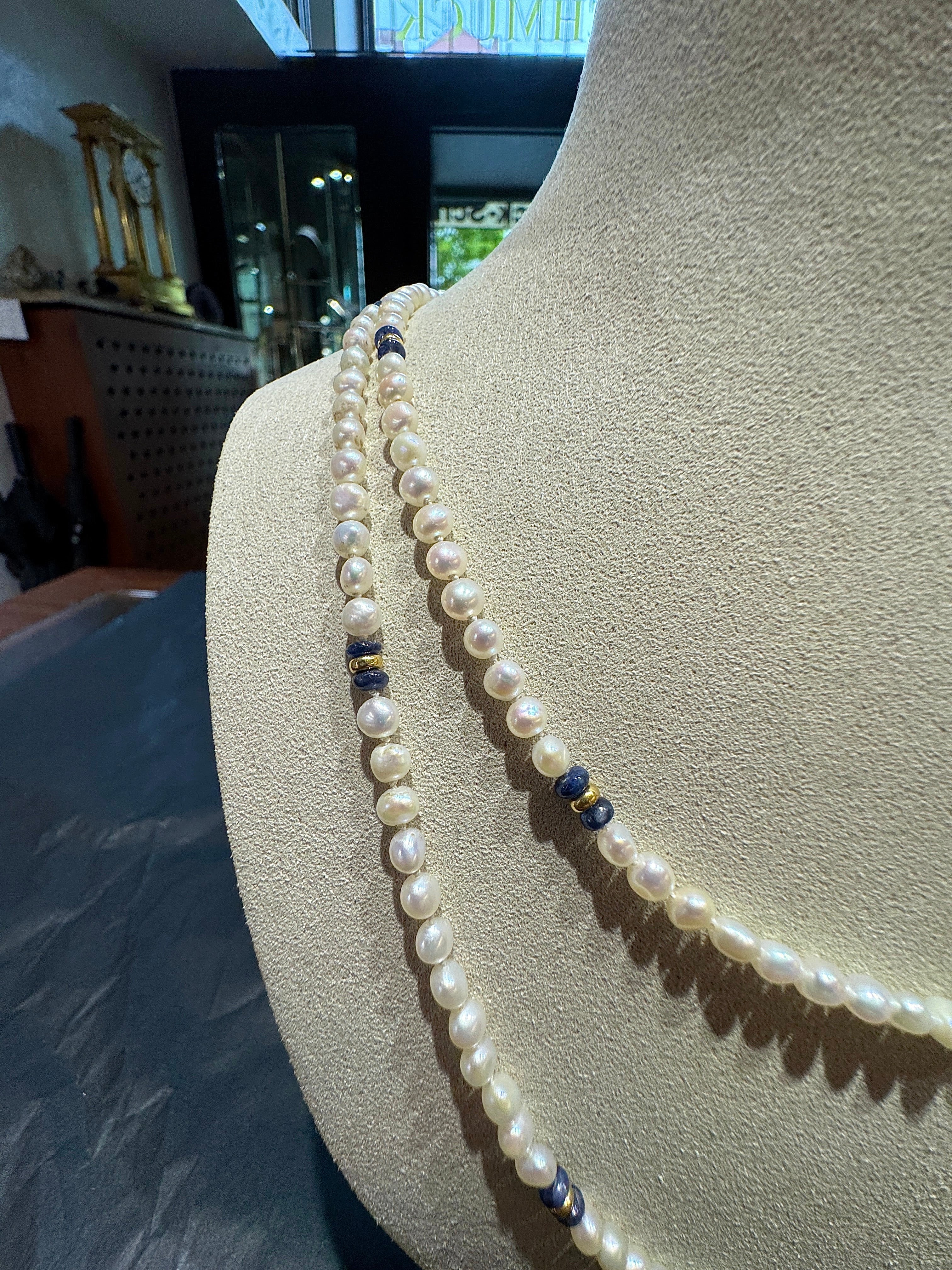 Ausgefallene Perlenkette mit blauen Saphiren und Goldelementen
