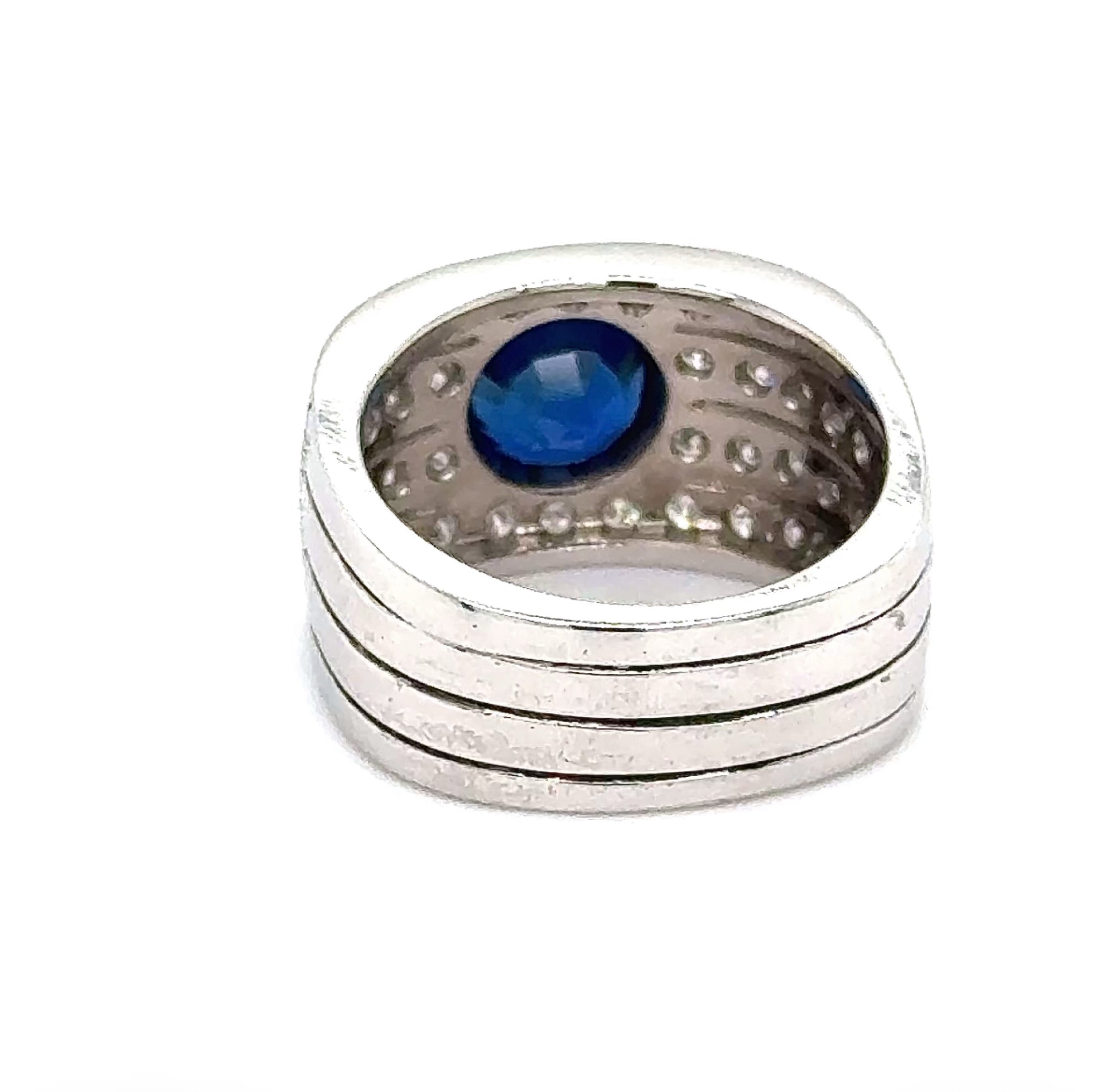 Eindrucksvoller Ring in 18 Karat Weißgold mit augenreinem Saphir und Brillanten