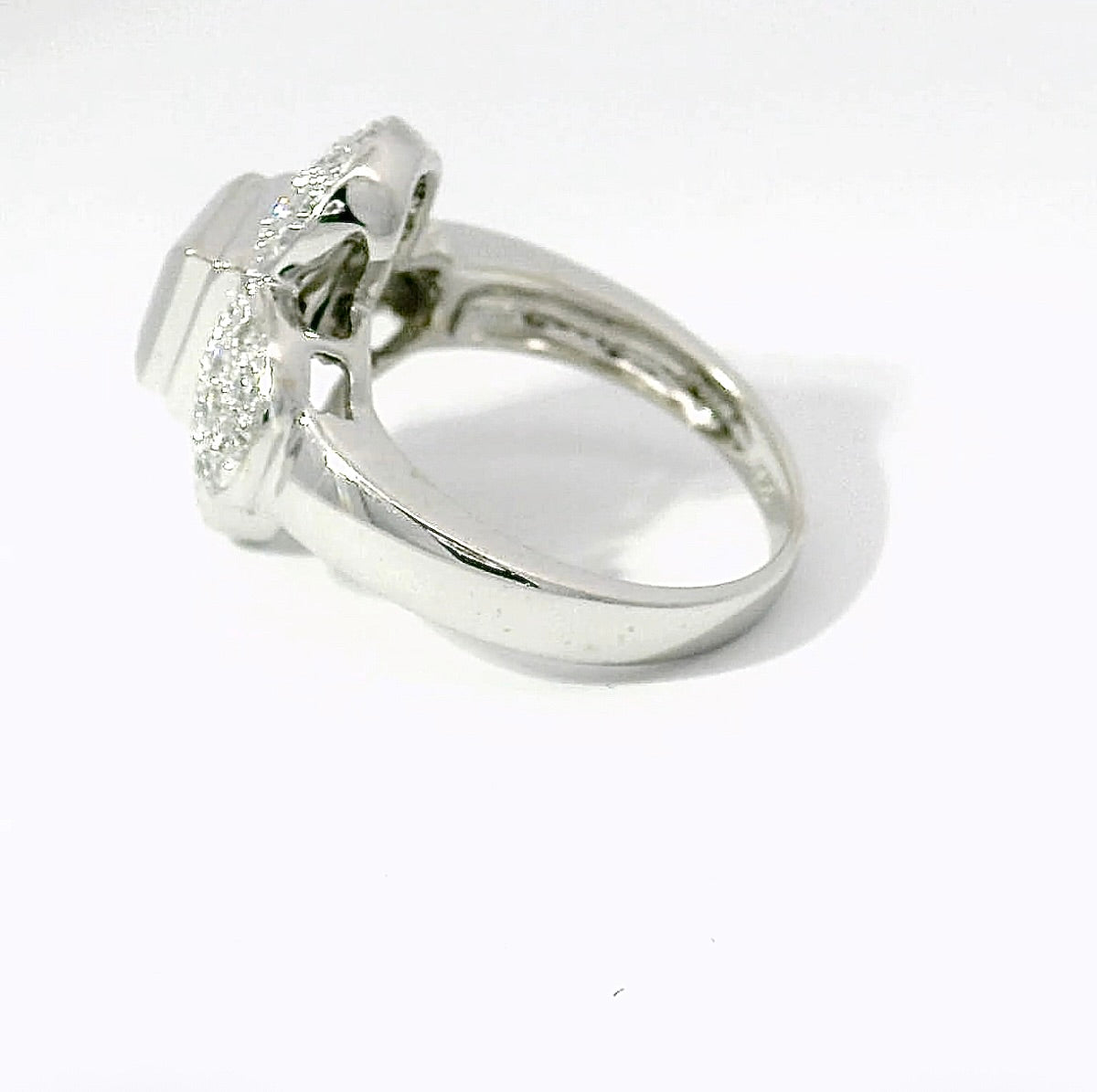 Eleganter Ring in 14 Karat Weißgold mit Brillanten