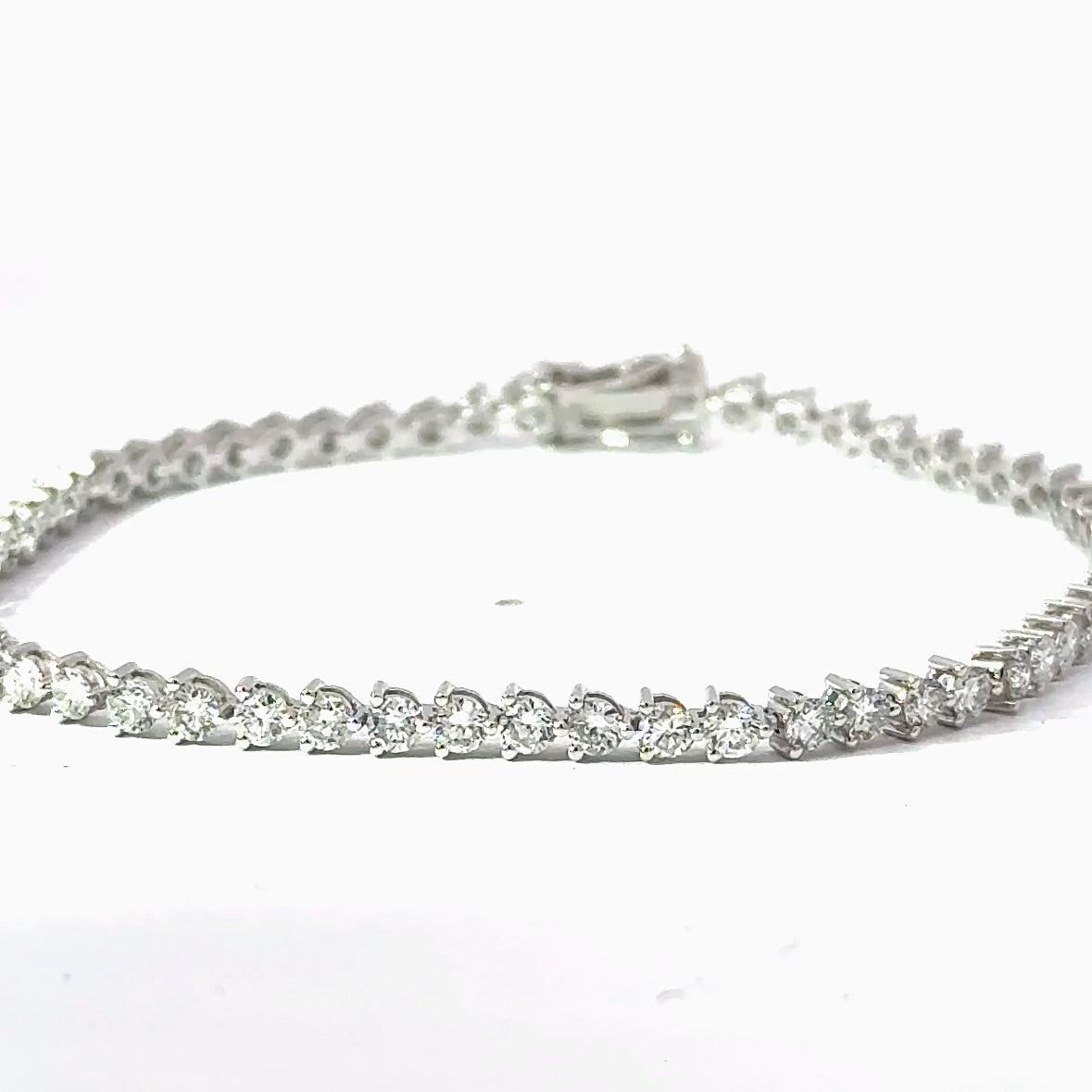 Modernes und zeitloses Tennisarmband in 900er Platin mit Brillanten