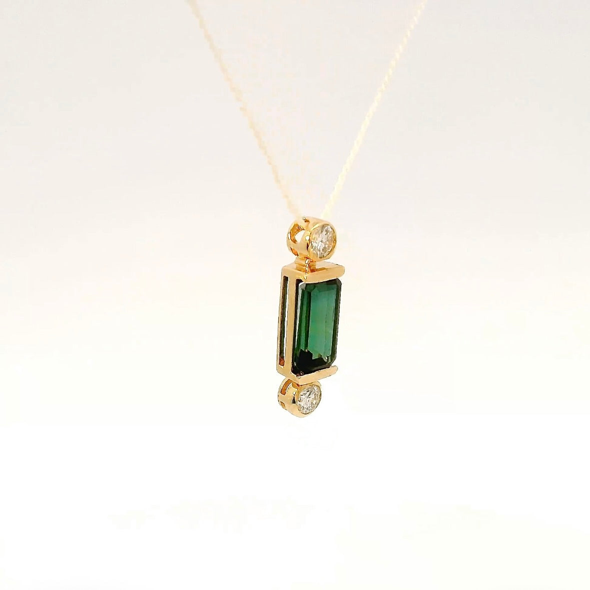 Eleganter Anhänger in 14 Karat Gelbgold mit grünem Turmalin & Brillanten