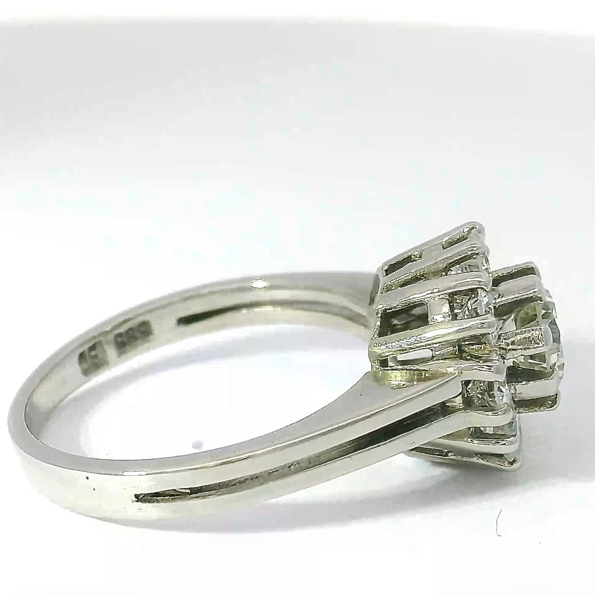 Zeitloser Entourage-Ring in 14 Karat Weißgold mit lebhaften Brillanten