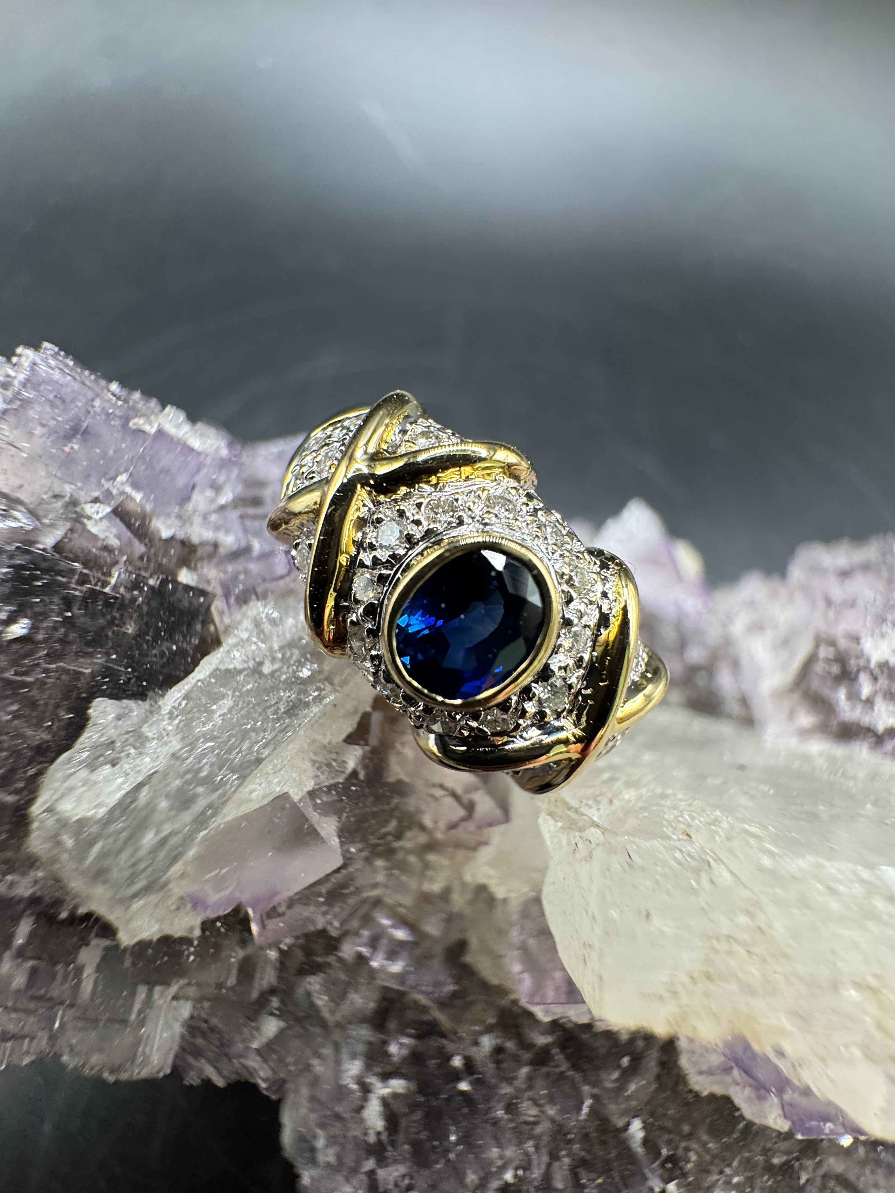 Ausgefallener Bicolor Ring in 18 Karat Gold mit Brillanten & Saphir