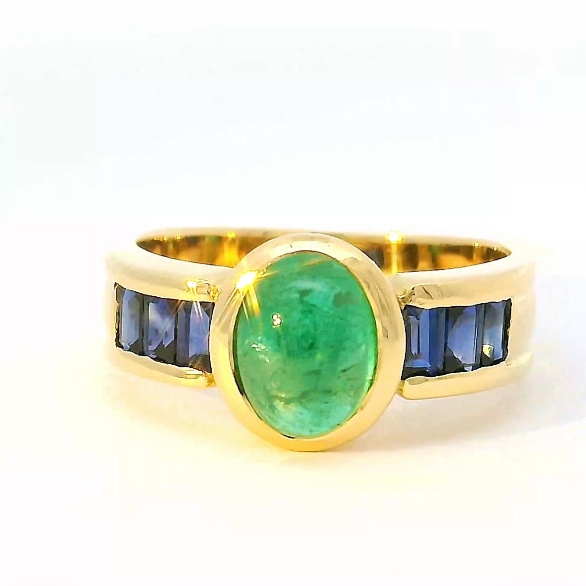 Edler Ring in 18 Karat Gelbgold mit Smaragd & Saphiren