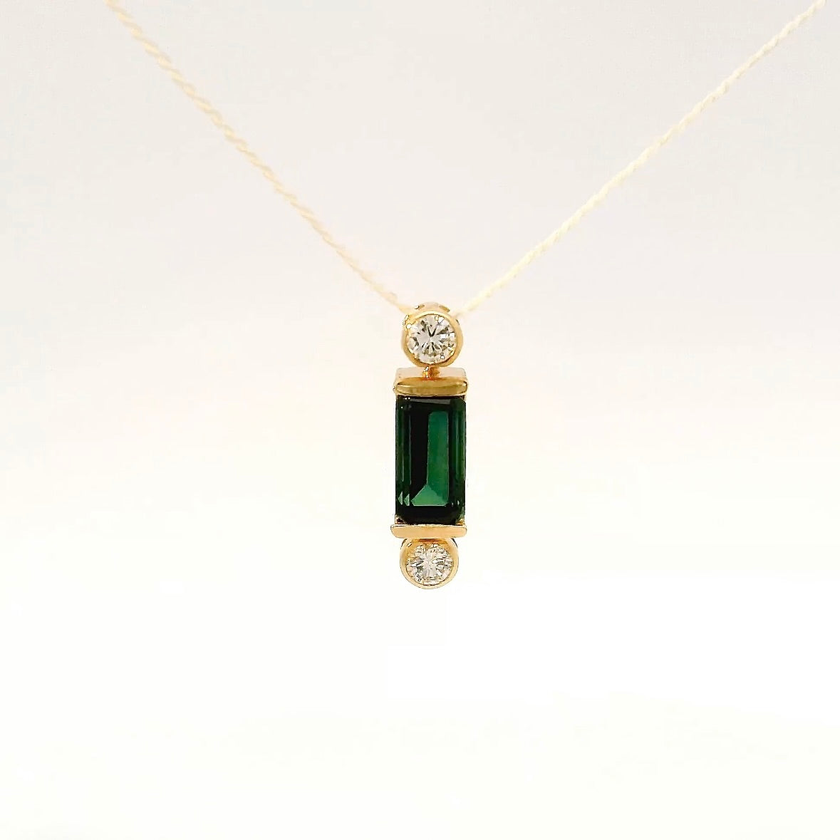 Eleganter Anhänger in 14 Karat Gelbgold mit grünem Turmalin & Brillanten