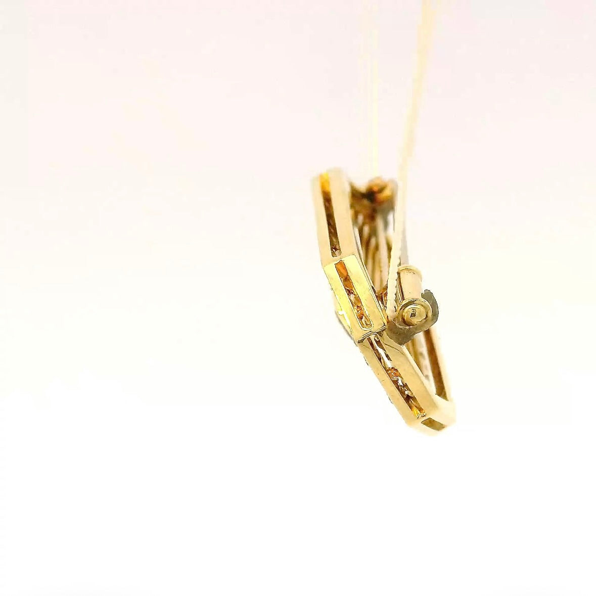 Elegante Brosche in 14 Karat Gelbgold mit Saphir & Diamanten