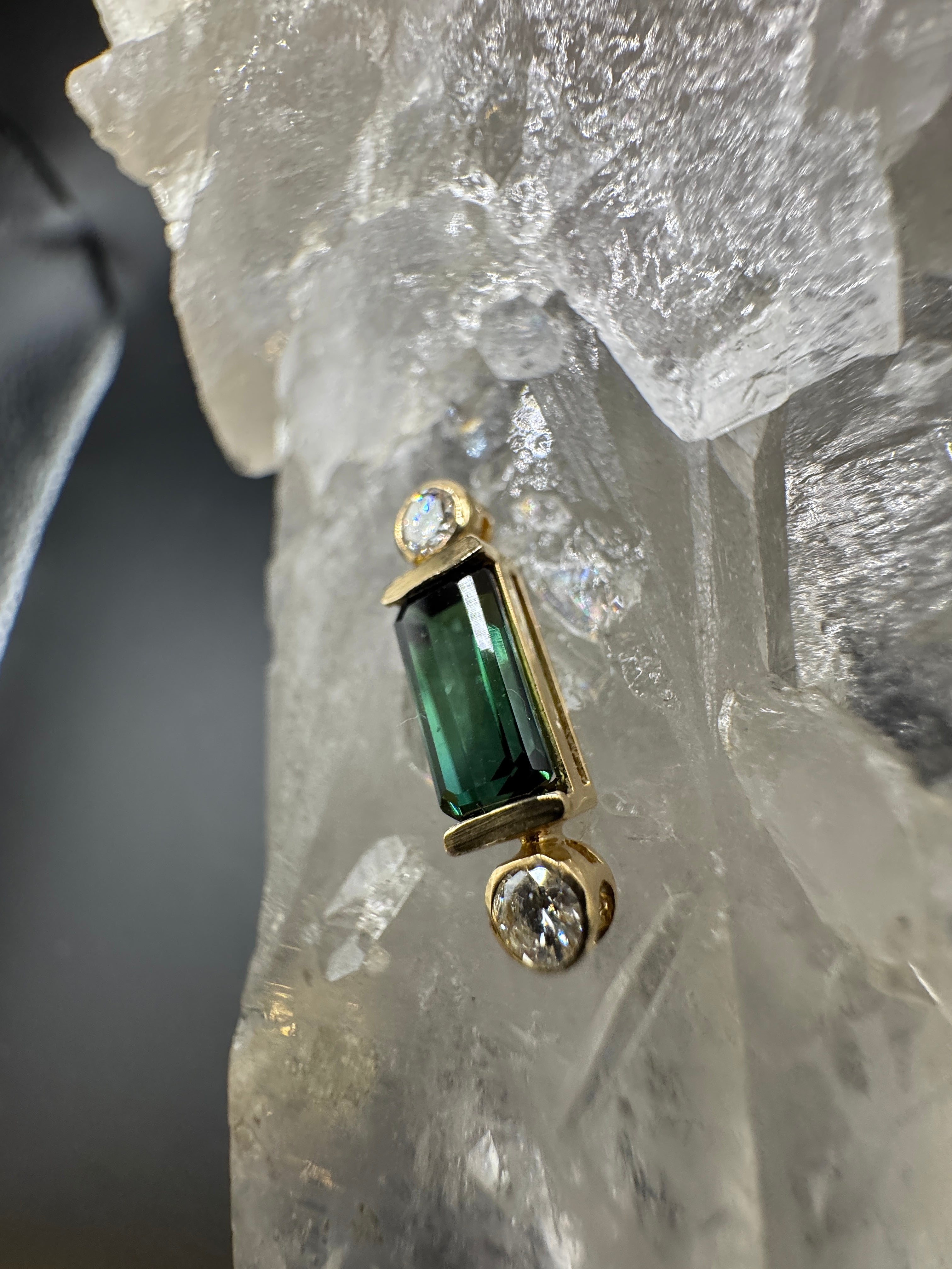 Eleganter Anhänger in 14 Karat Gelbgold mit grünem Turmalin & Brillanten